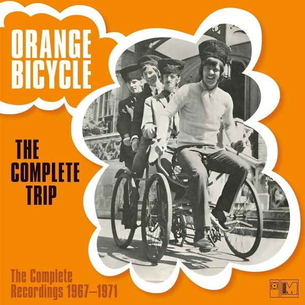 Albumcover: Orange Bicycle-Band auf einem Mehrsitzer-Fahrrad. Oranger Hintergrund mit Text 'The Complete Trip' und '1967-1971'.