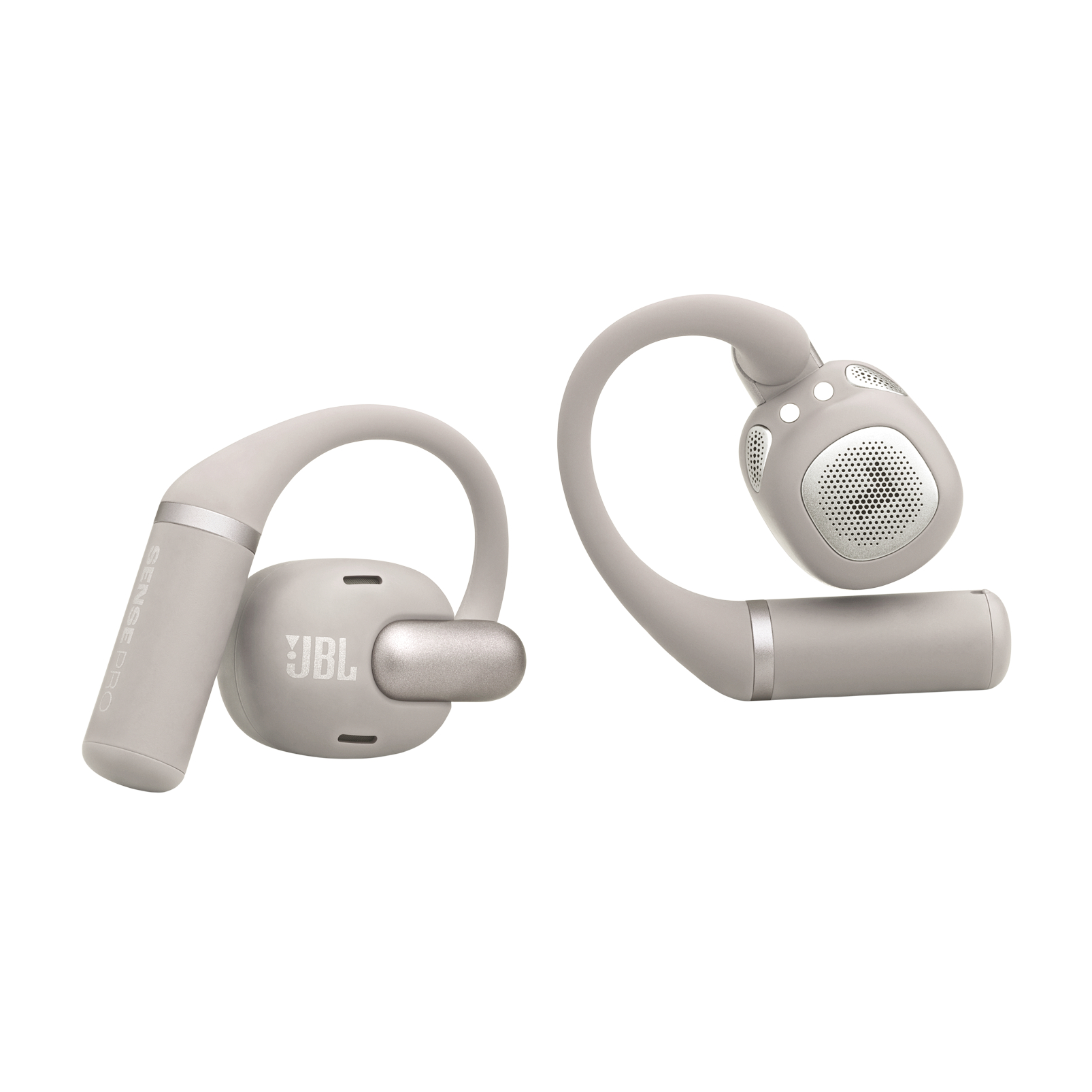 Zwei graue JBL Sense Pro Ohrhörer vor weißem Hintergrund. Einer ist abgewinkelt und zeigt das JBL-Logo. Beide haben Ohrbügel.