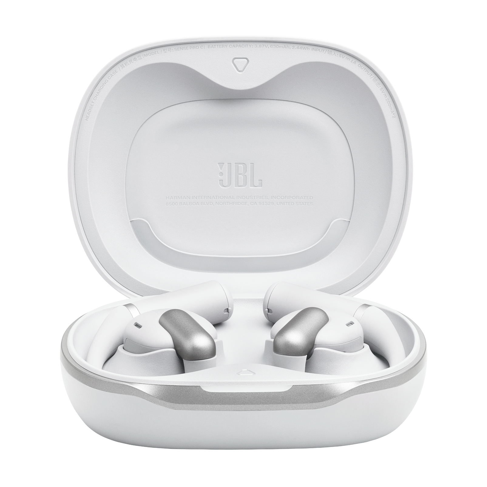 Weiße JBL-Ohrhörer in einem geöffneten Ladecase. Silberne Akzente sind sichtbar. Das Case und die Ohrhörer sind auf weißem Grund.