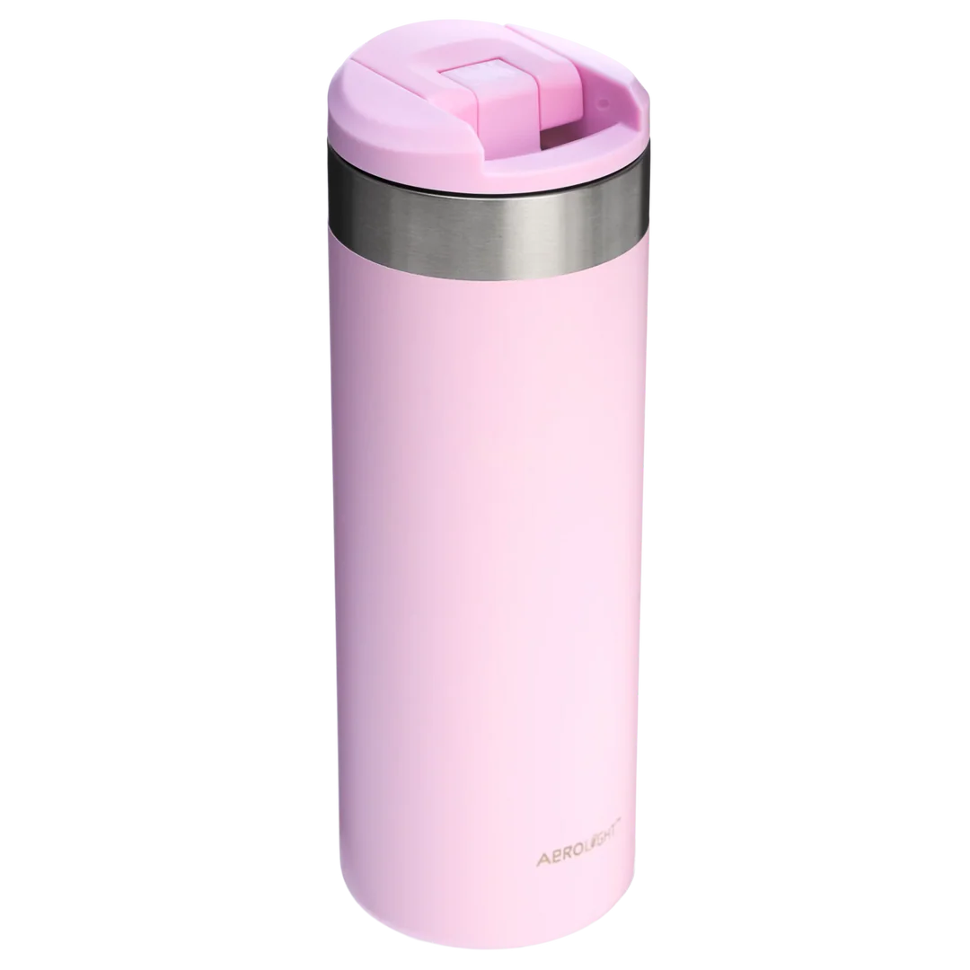 Gümüş bantlı ve pembe kapaklı pembe bir seyahat kupası. Marka adı yan tarafta görülebilir.