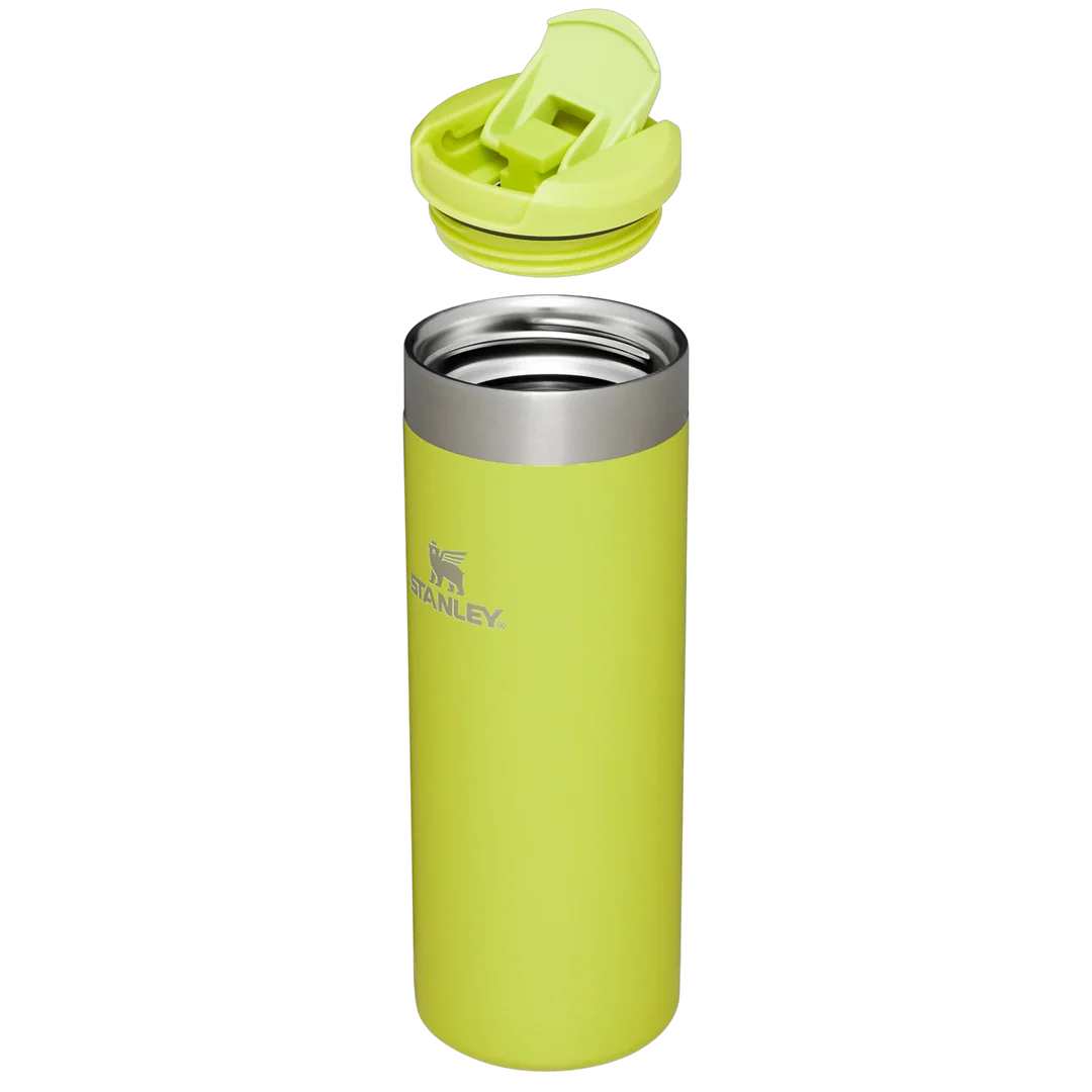 Ayrılmış bir kapaklı, misket limonu yeşili bir Stanley bardağı. Kapak ve bardak her ikisi de misket limonu yeşili. Kapak bardağın üzerinde.