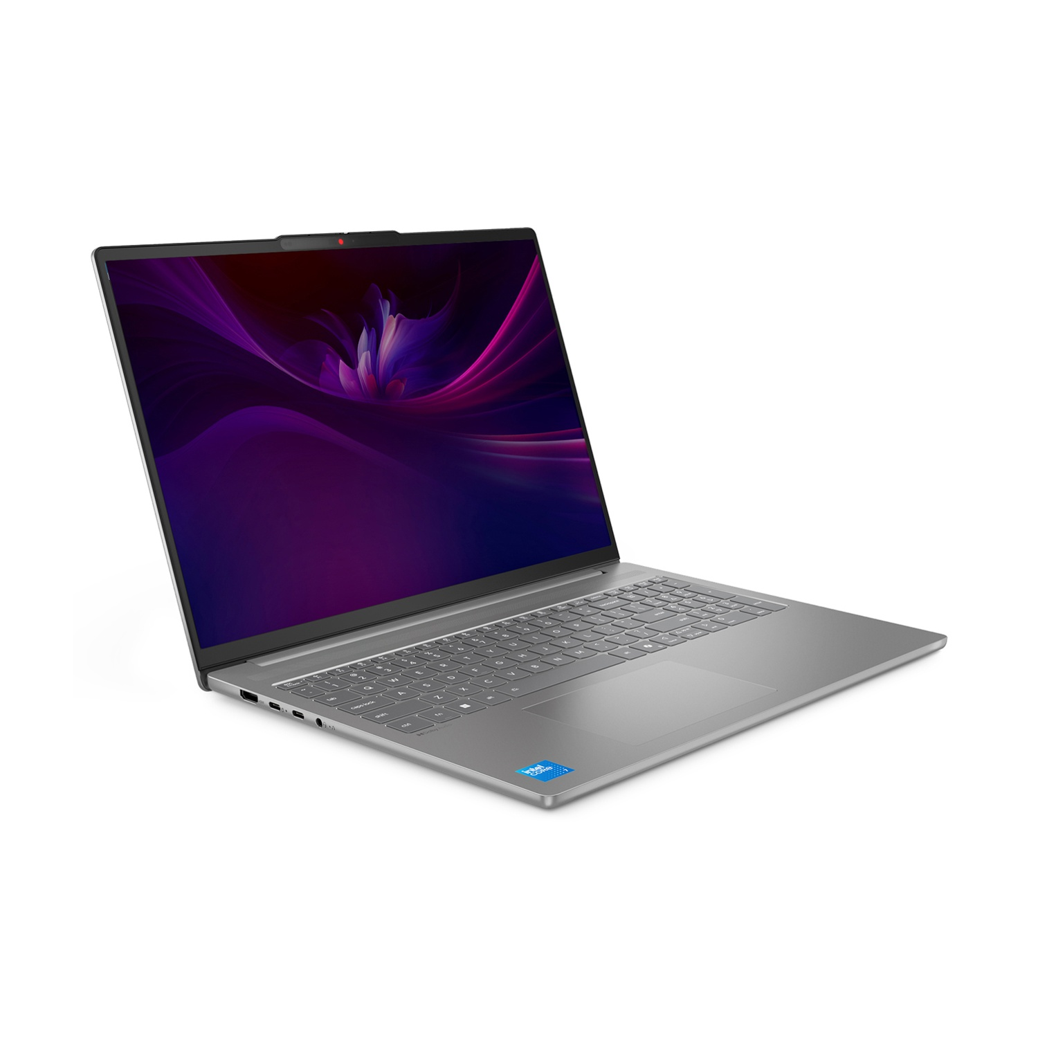 Un laptop argentato è aperto, mostra un'immagine astratta viola e rosa. È su una superficie bianca.