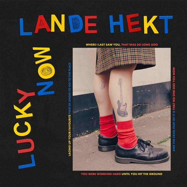 Albumcover mit Beinen, Gitarren-Tattoo, roten Socken, schwarzen Schuhen. Text: Lande Hekt, Lucky Now, und verschiedene Songtexte.