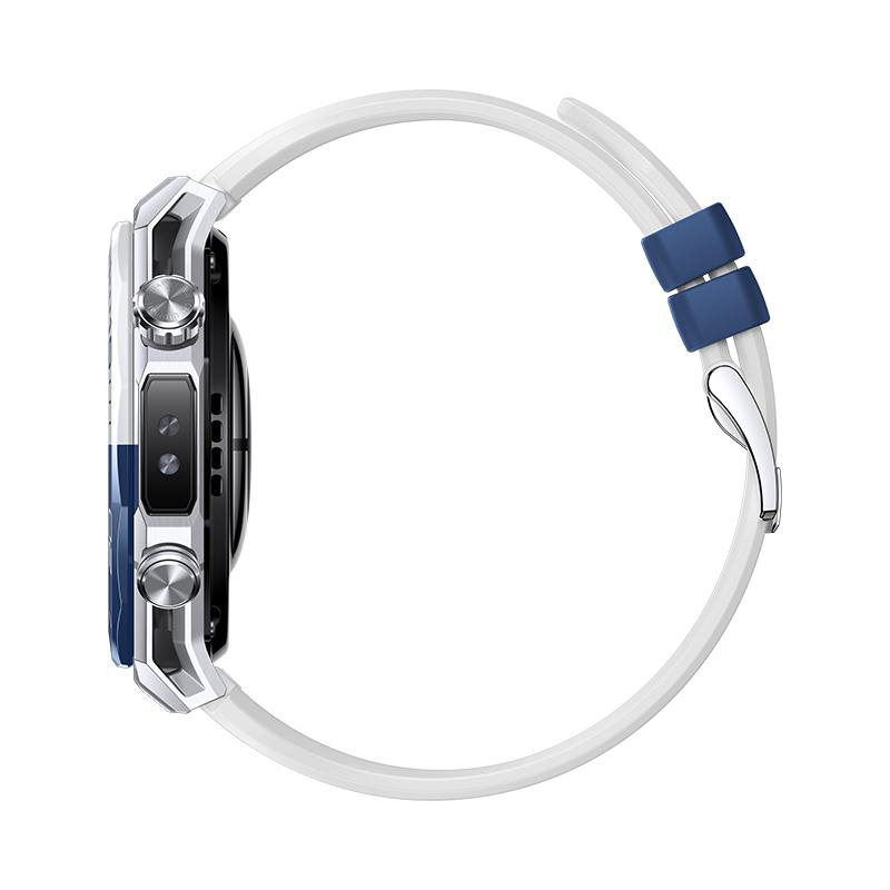 Seitenansicht einer Smartwatch mit weißem Armband und blauem Akzent am Armband und Gehäuse. Metallische Details sind sichtbar.