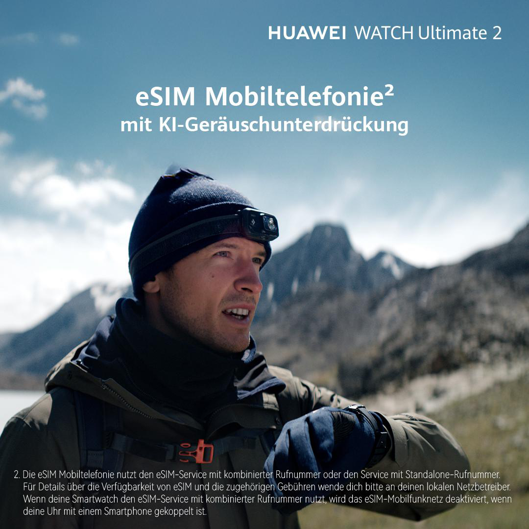 Ein Mann mit Stirnlampe und Uhr, der zur Seite blickt. Berge sind im Hintergrund. Das Bild ist eine Werbung.
