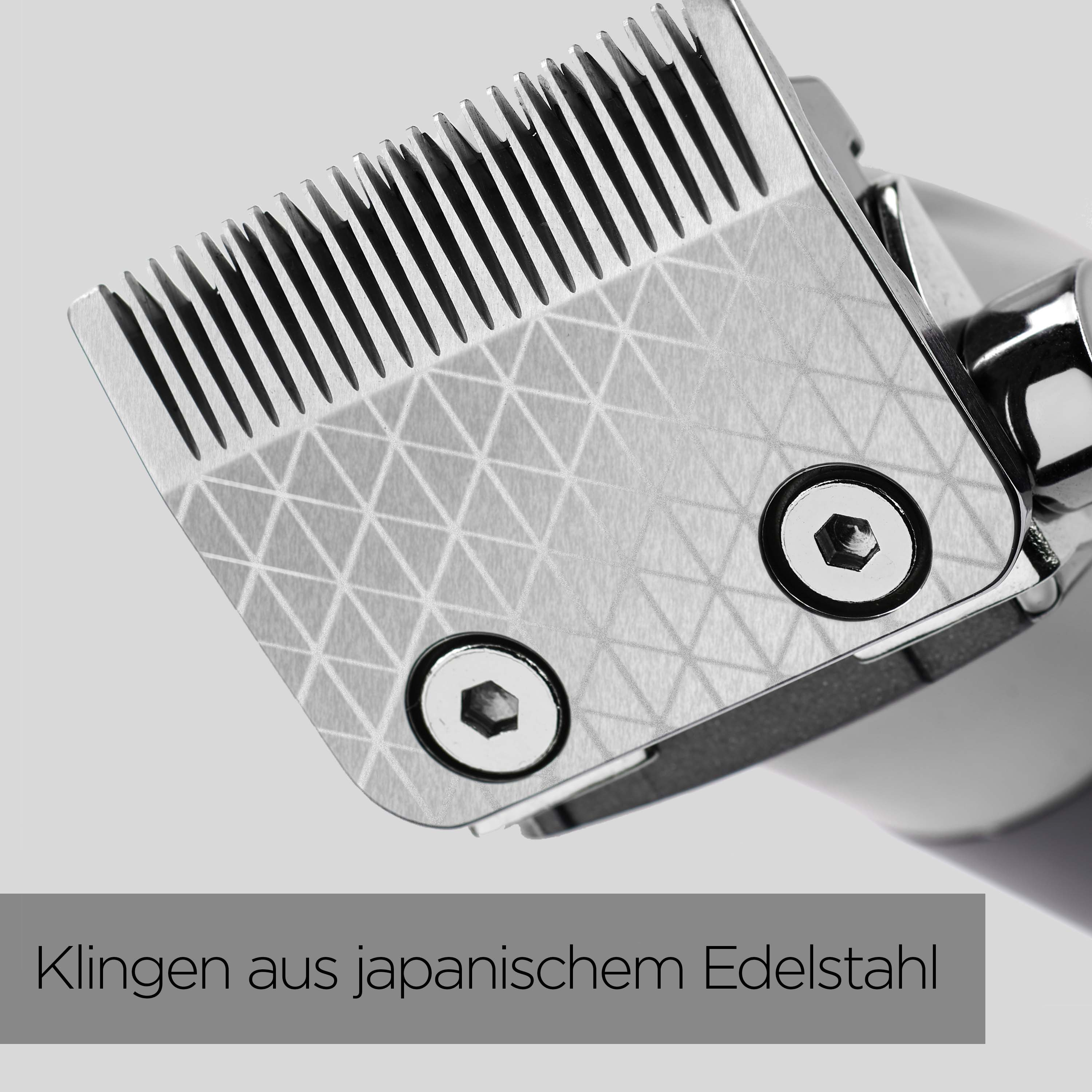 Nahaufnahme einer silbernen Haarschneidermesser mit eingravierten geometrischen Mustern. Zwei Schrauben sind sichtbar. Die Klingen sind scharf.