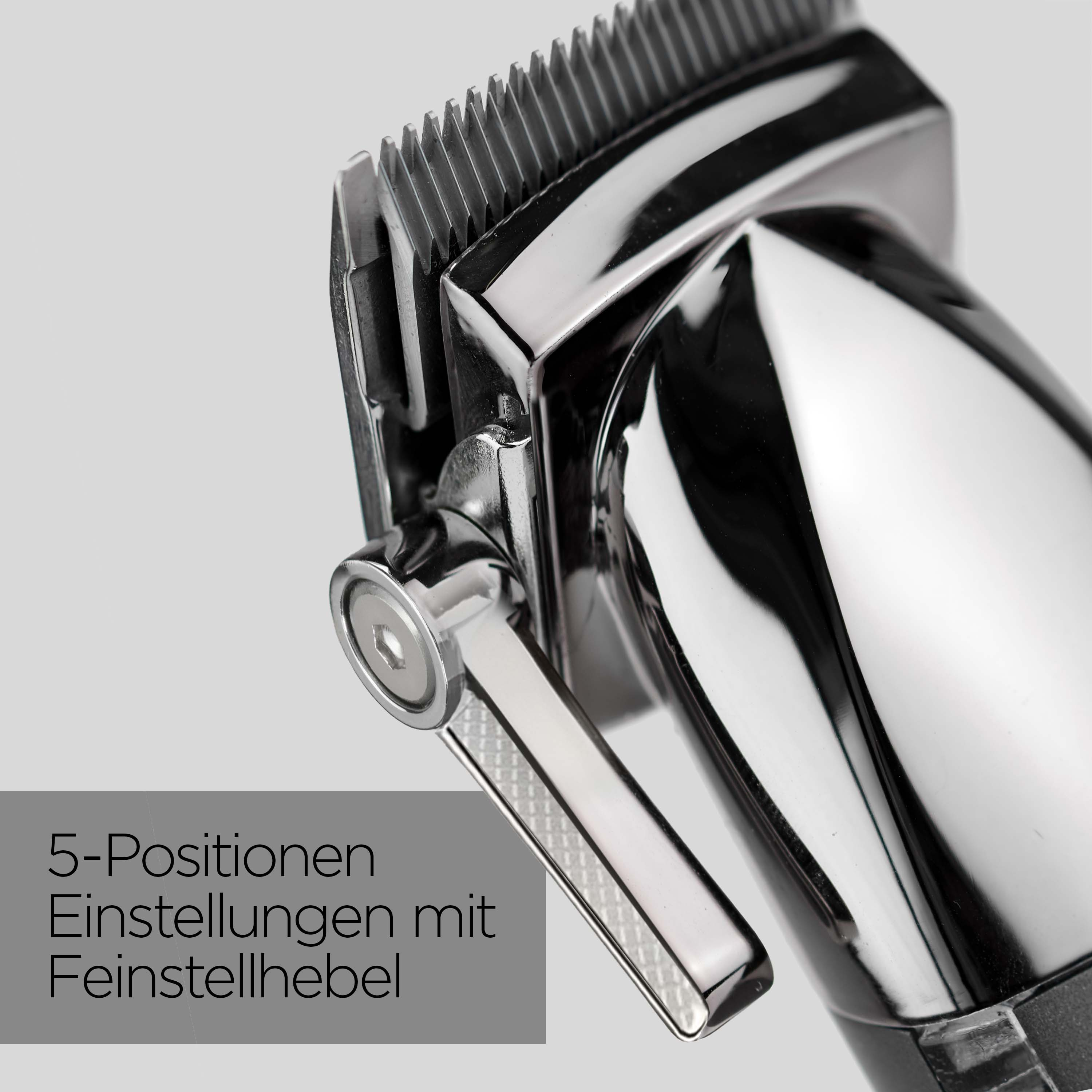 Nahaufnahme eines silbernen Haarschneiders mit Klingen und Einstellhebel. Der Hintergrund ist grau.