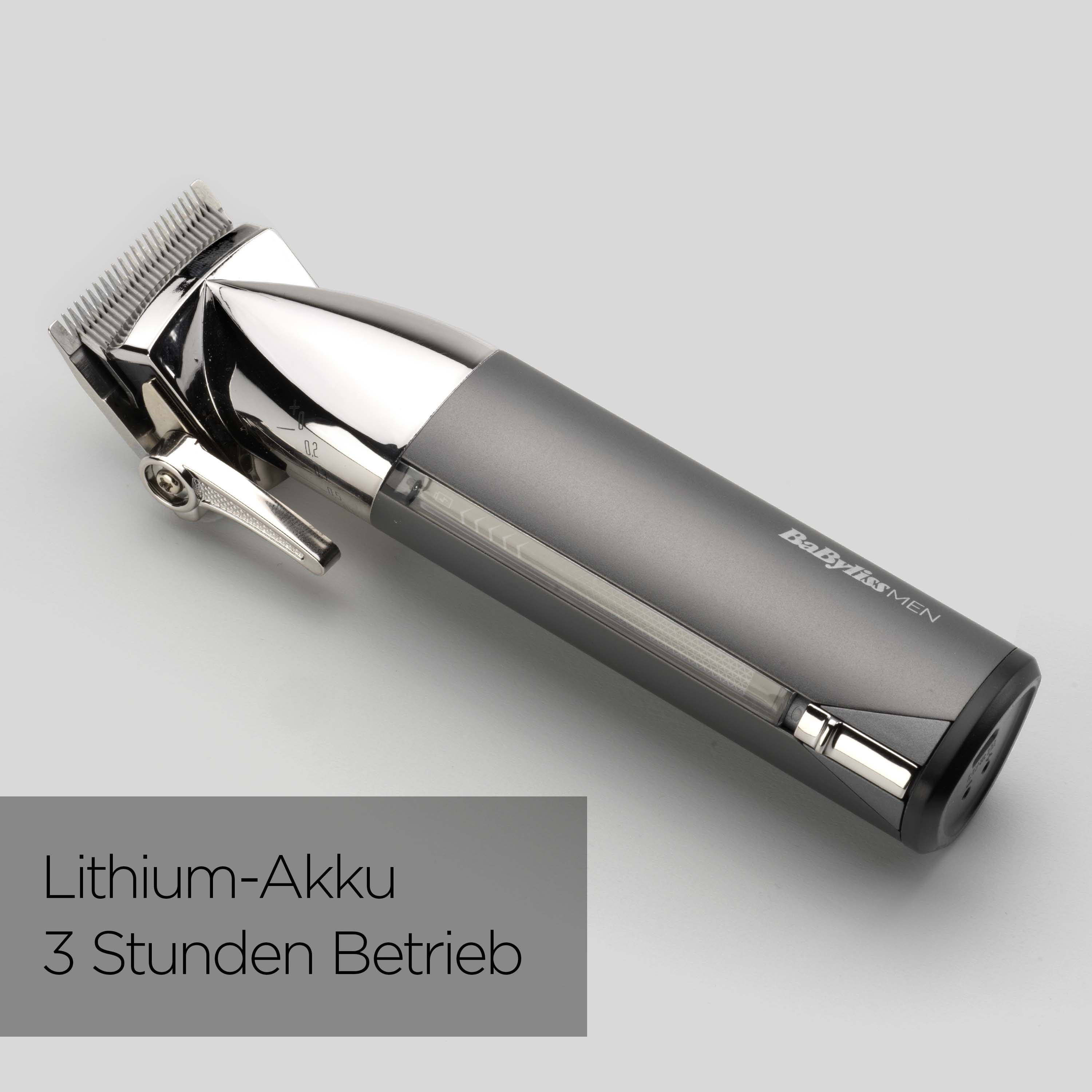 Ein silberner und grauer BabylissMEN-Haarschneider auf hellgrauem Untergrund. Text: Lithium-Akku, 3 Stunden Betrieb.
