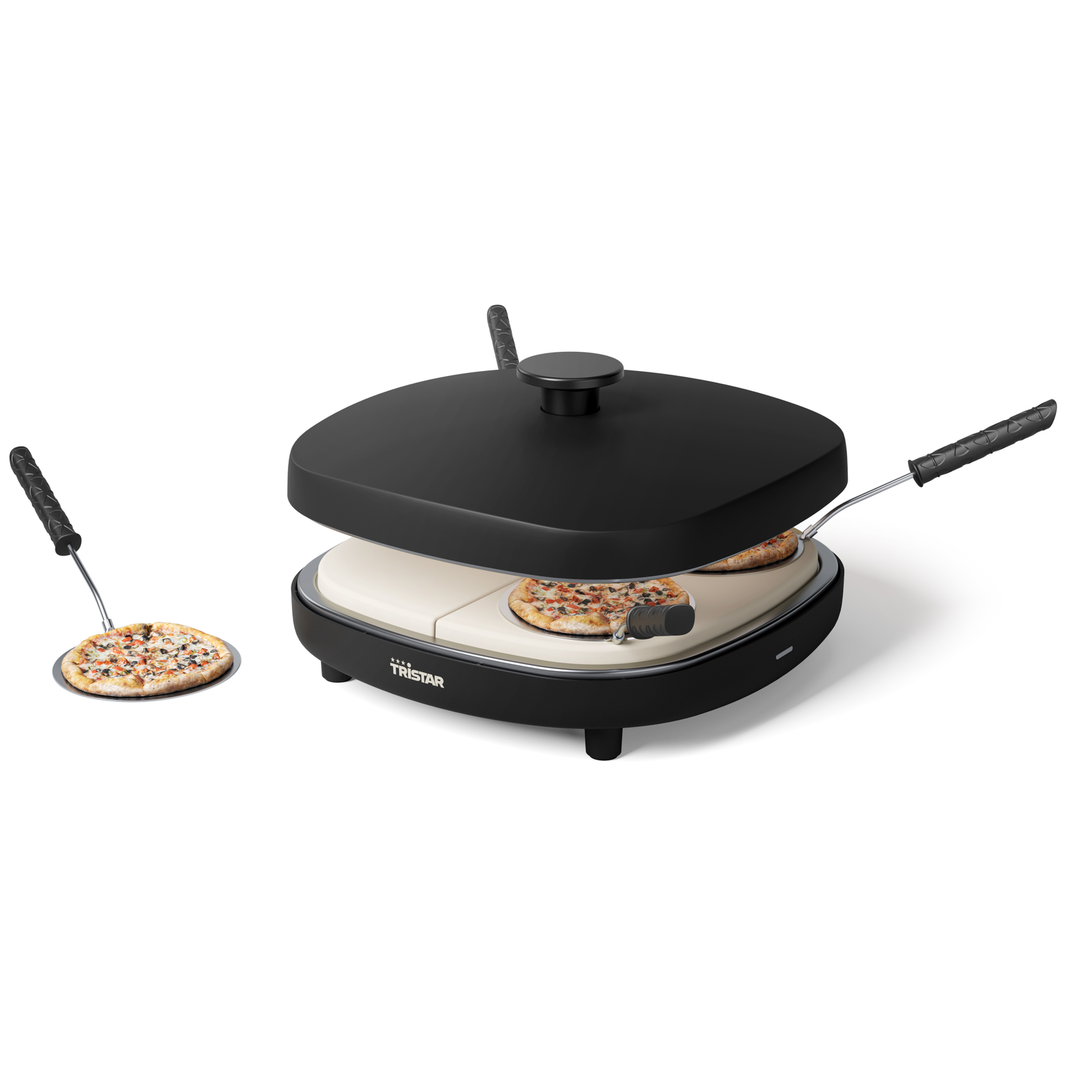 Een zwarte pizza-oven met twee pizza's erin en een pizza buiten. Er worden twee pizzascheppen meegeleverd. De oven heeft een zwart deksel.