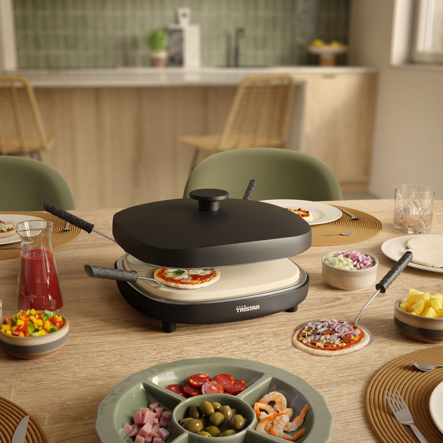 Tafel voor pizza. Een pizzaoven in het midden, omringd door ingrediënten en bereide pizza's. Achtergrond met een keuken.