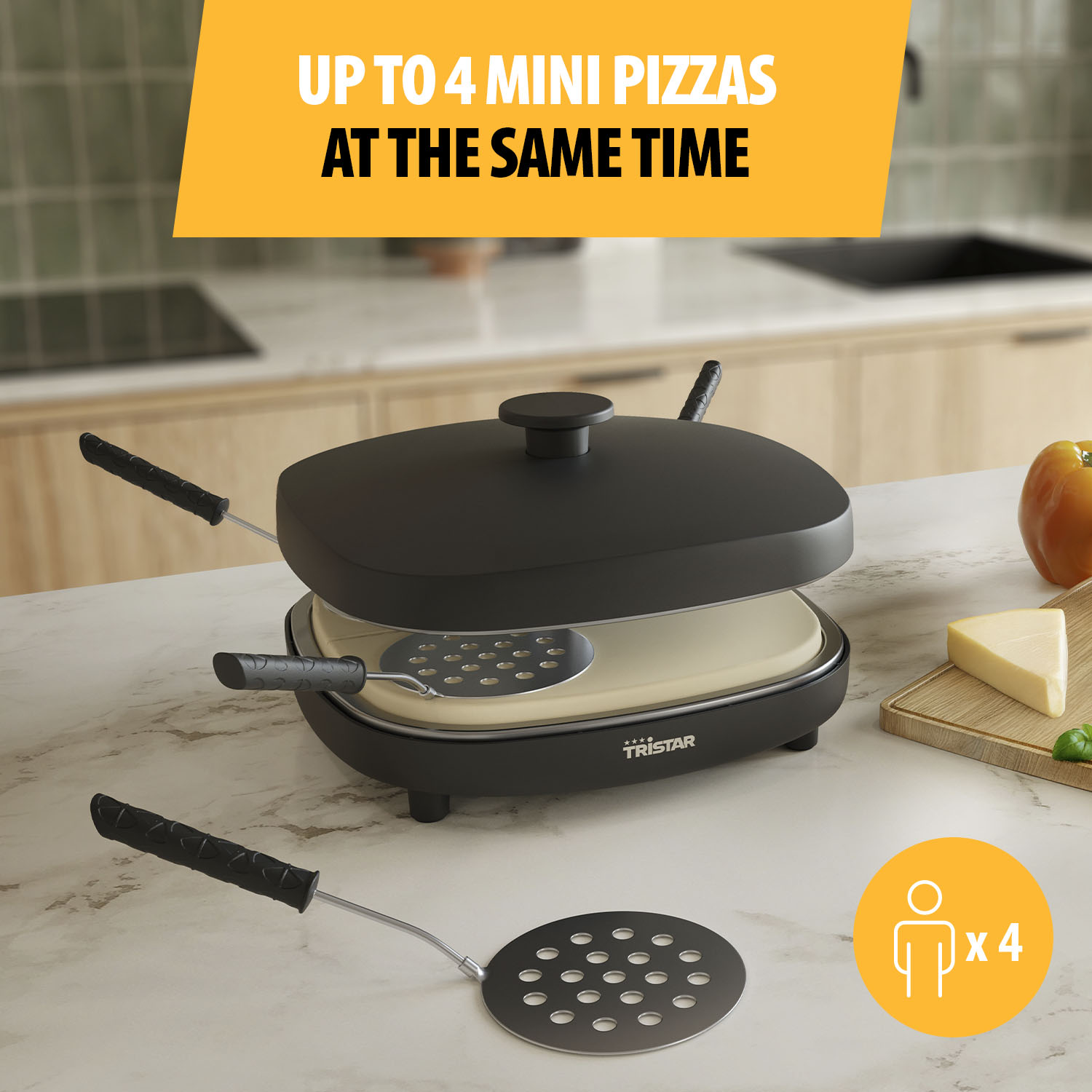 Zwarte pizzaoven met handvatten en spatel. Tot 4 mini pizza's tegelijk. Kaas, appel en basilicum op een houten plank op de achtergrond.