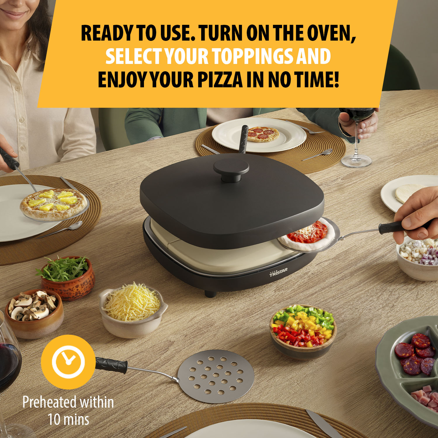 Een pizzaoven met diverse toppings. Mensen genieten van pizza. De oven is zwart. Er zijn kommen met ingrediënten. Voorverwarmd in 10 minuten.