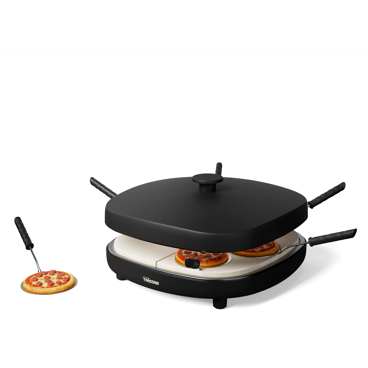 Een zwarte pizzaoven met twee pizza's erin en één op een spatel. Het is op een witte achtergrond.