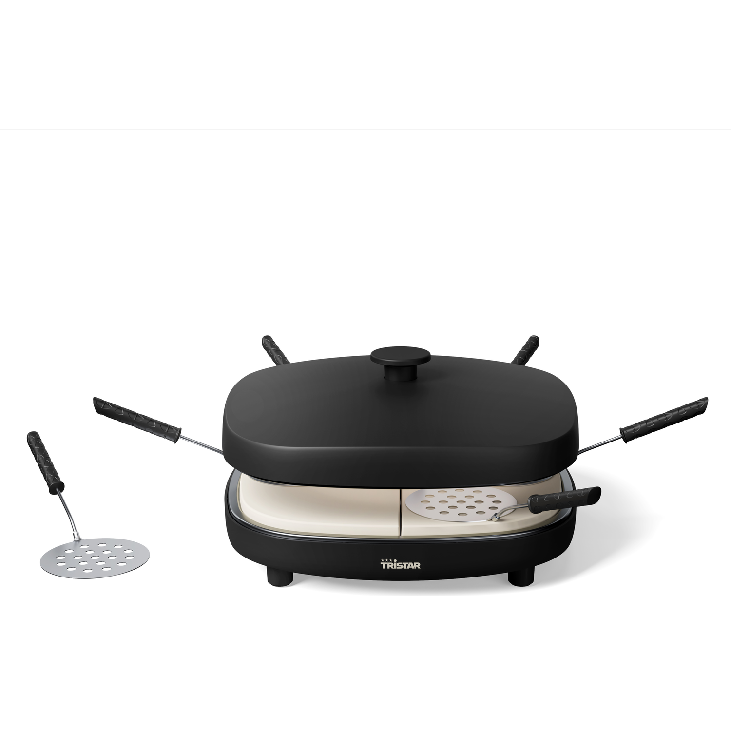 Een zwarte pizza-oven met deksel en handvatten, twee geperforeerde spatels en een witte steen binnenin. De achtergrond is wit.