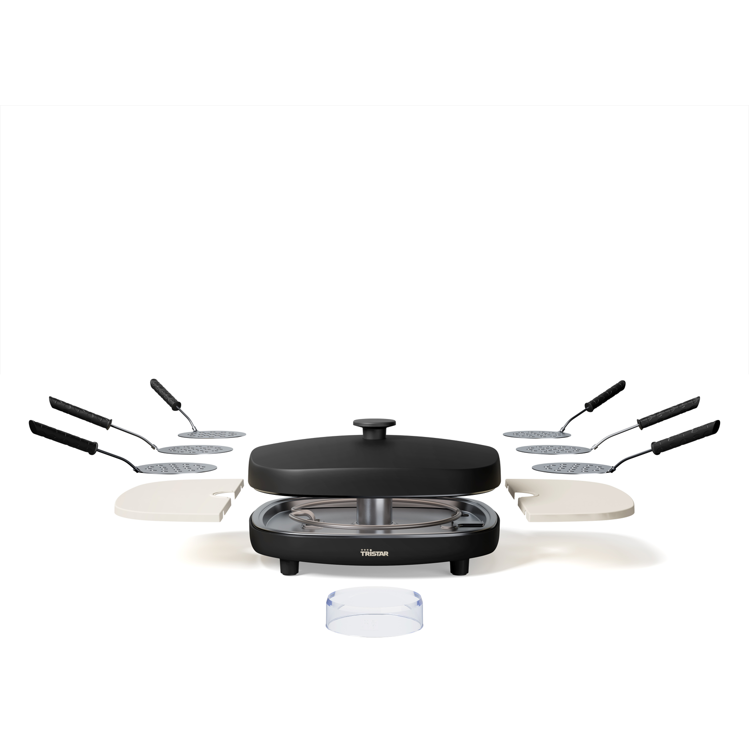 Een zwarte Tristar raclette grill met pannen, spatels en een doorzichtige plastic deksel. De grill staat op een witte achtergrond.