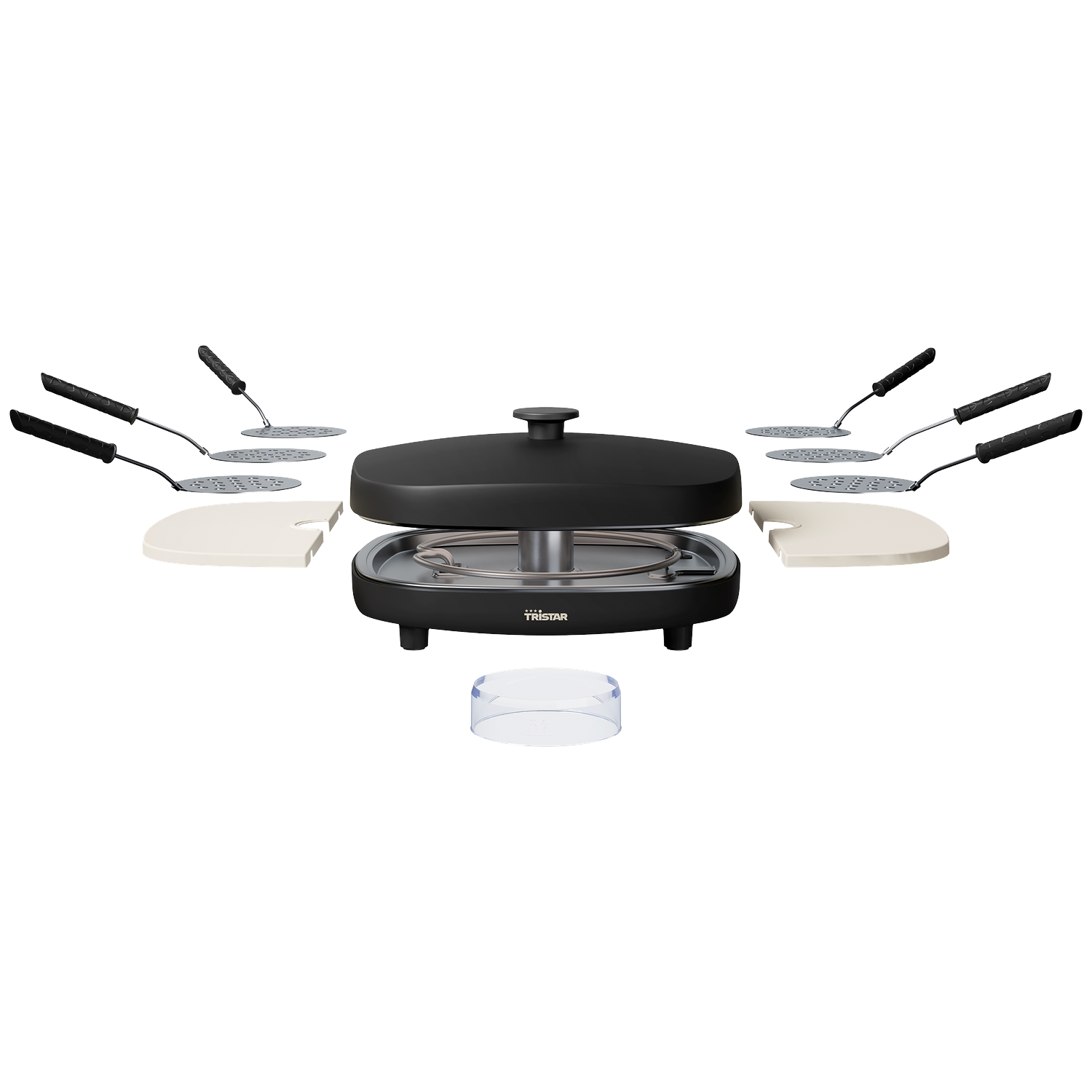 Een zwarte Tristar raclette grill met accessoires: spatels, platen en een doorzichtige plastic container. Alles geïsoleerd.