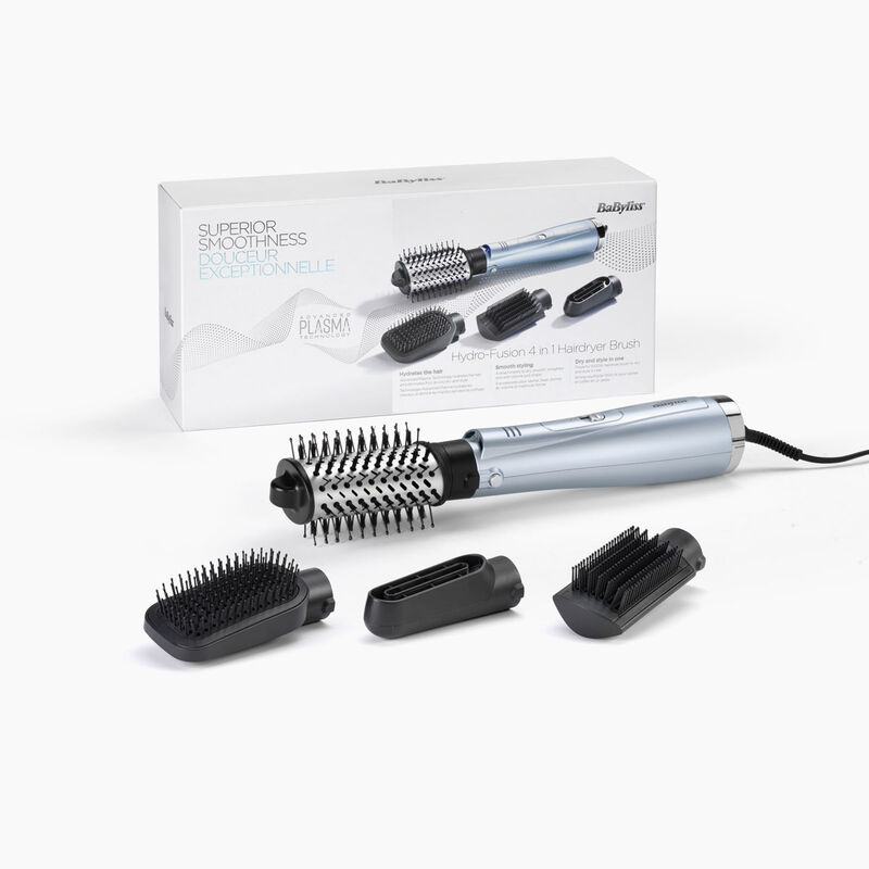 Ein Babyliss Hydro-Fusion 4-in-1-Haartrockner-Bürste und Aufsätze liegen auf einer weißen Oberfläche, mit der Box im Hintergrund.
