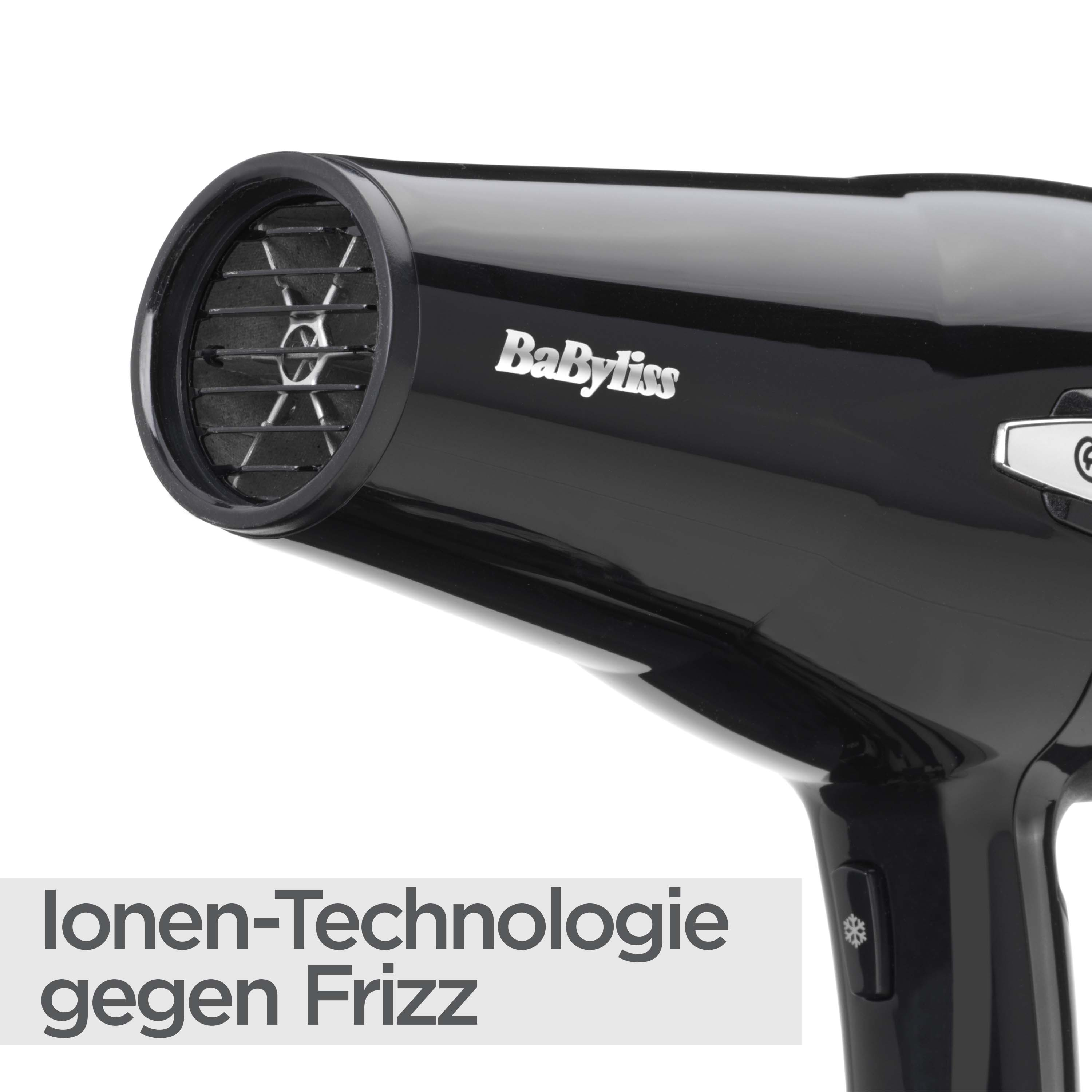 Ein schwarzer BabyLiss-Haartrockner. Er hat eine Düse und einen Griff mit Knöpfen. Der Text lautet 'Ionen-Technologie gegen Frizz'.