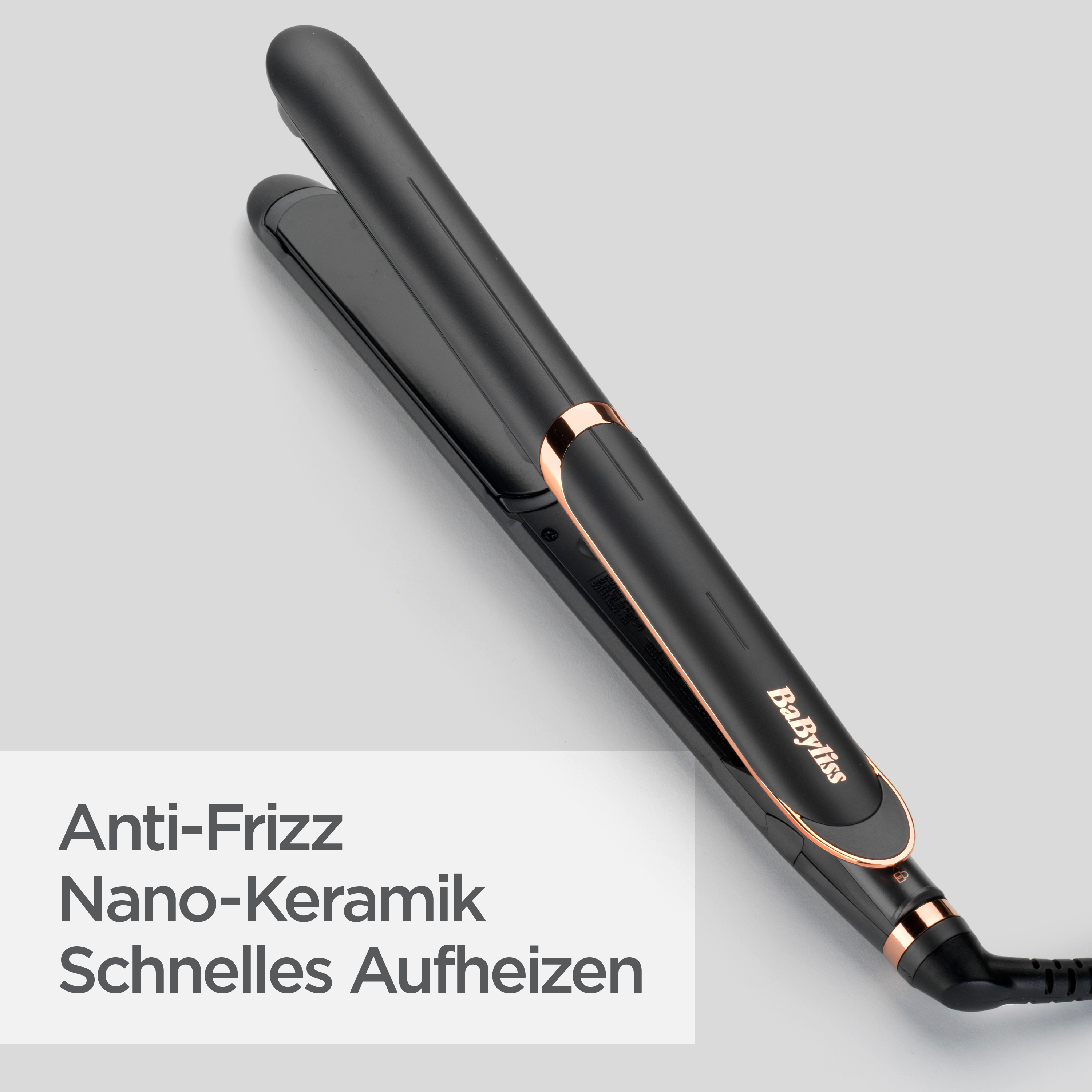 Schwarzes und roségoldenes Glätteisen auf weißem Hintergrund. Text: Anti-Frizz, Nano-Keramik, Schnelles Aufheizen.