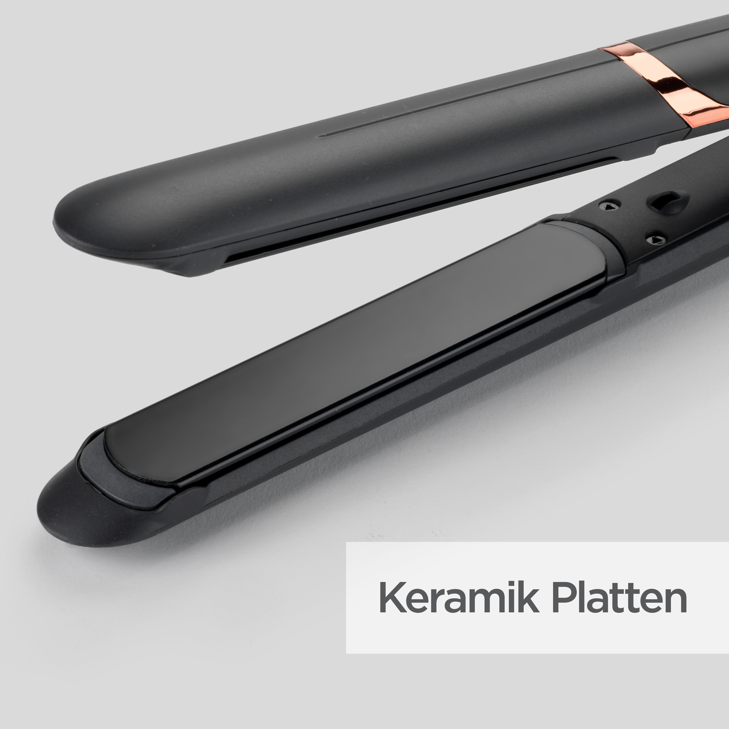 Ein schwarzes Glätteisen mit Keramikplatten, offen, auf grauem Hintergrund. Text unten: Keramikplatten.