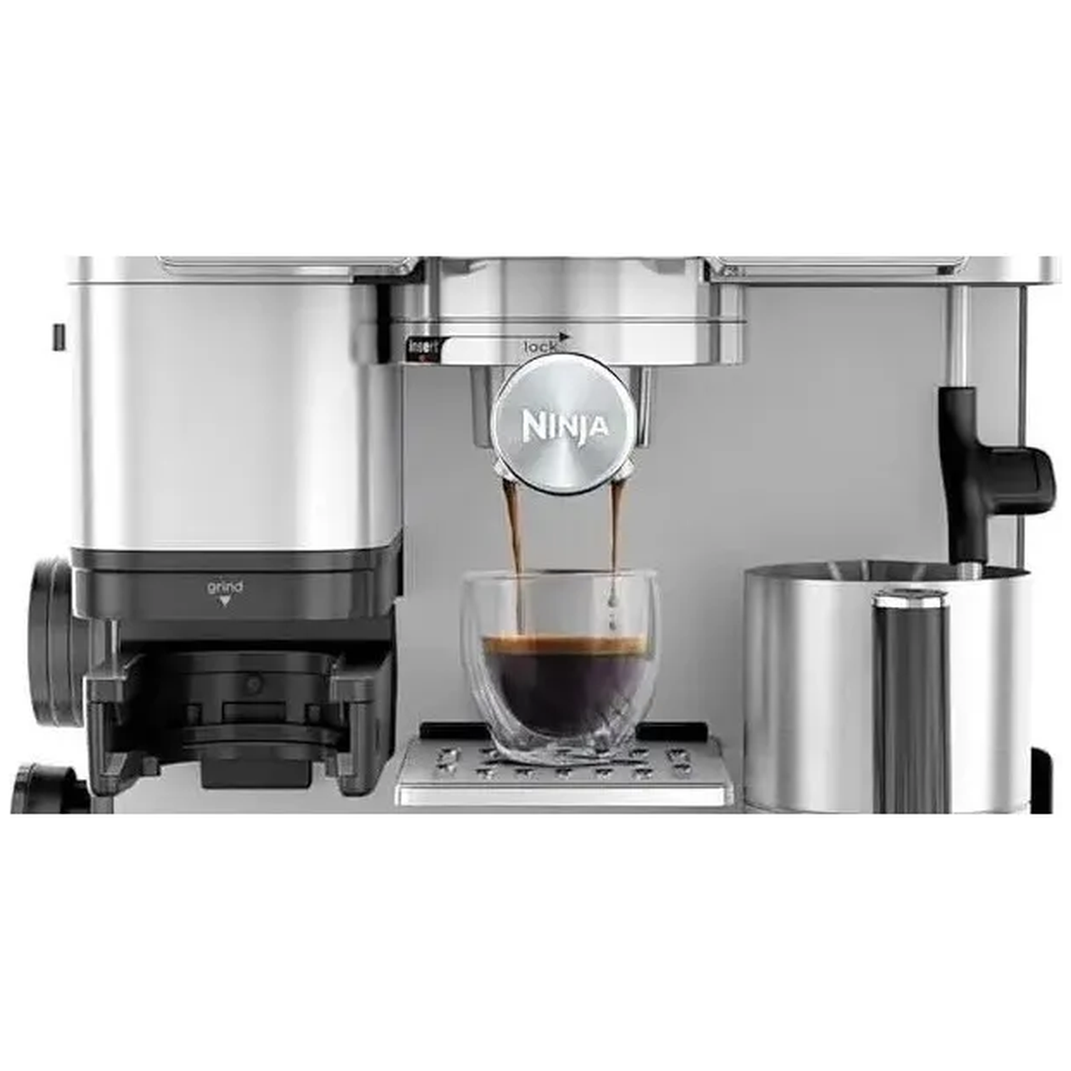 Een Ninja koffiezetapparaat dat koffie zet in een glazen kopje. Metalen machine met koffie die wordt geschonken. Donkere koffie zichtbaar.