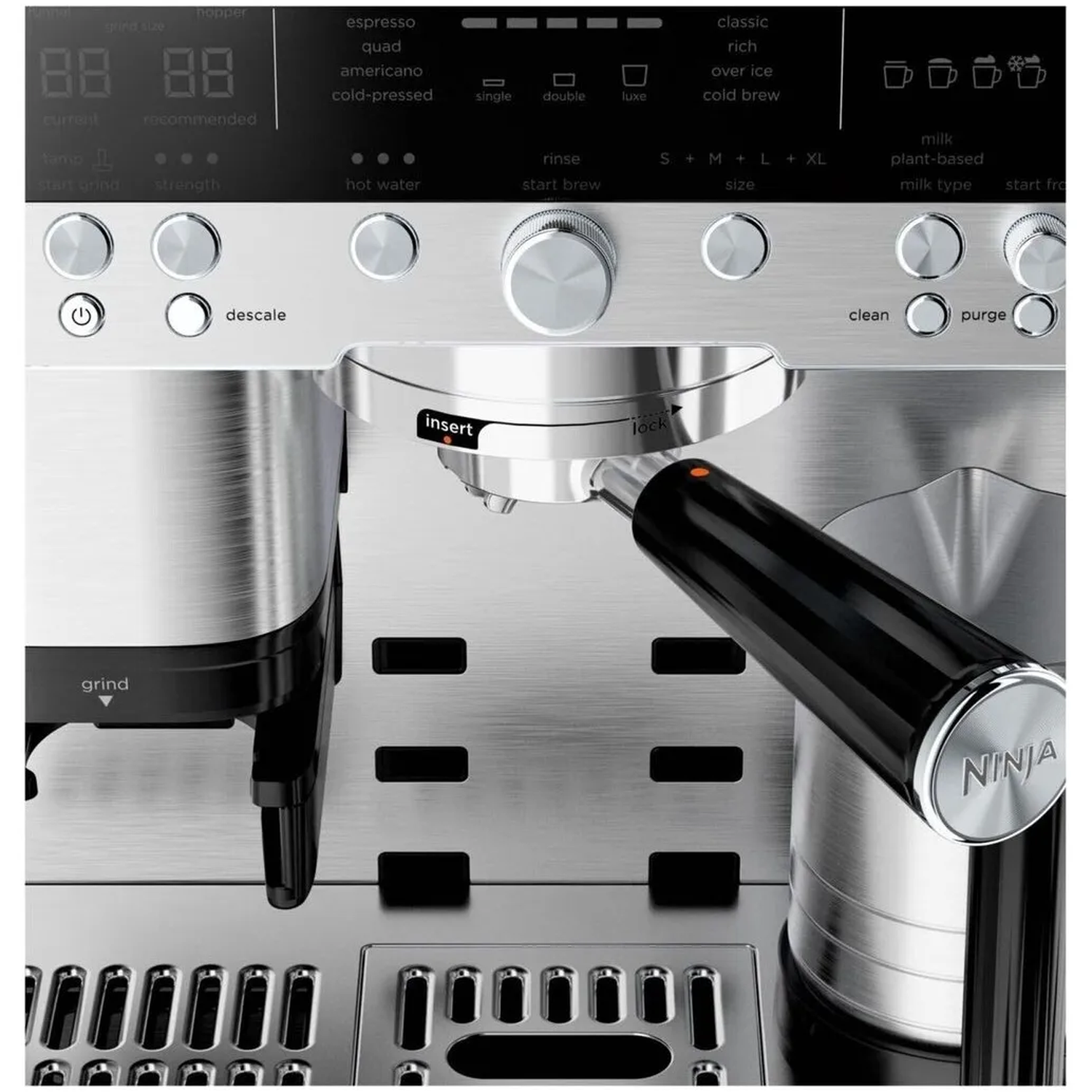 Een close-up van een zilveren koffiemachine. Het heeft knoppen, een display en een portafilter. Het woord 'NINJA' is zichtbaar.