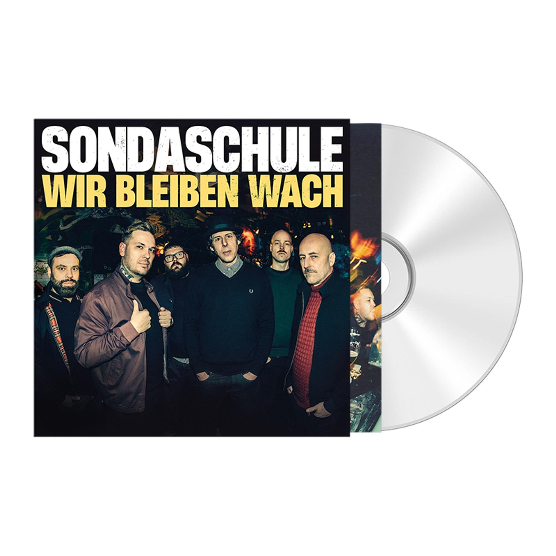 Albumcover: Band SONSDASCHULE mit Text "WIR BLEIBEN WACH". Rechts eine CD. Bandmitglieder tragen dunkle Kleidung.