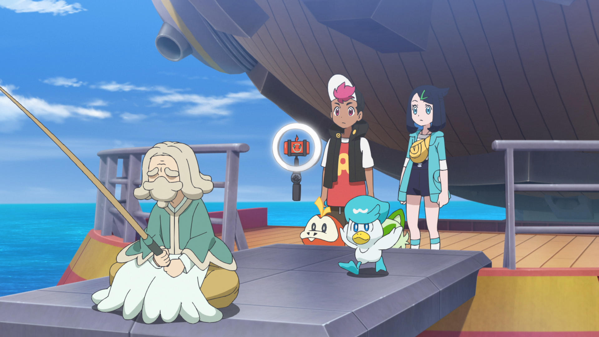 Ein älterer Mann fischt auf dem Schiffsdeck. Drei Personen und Pokemon beobachten. Blauer Himmel und Meer im Hintergrund.