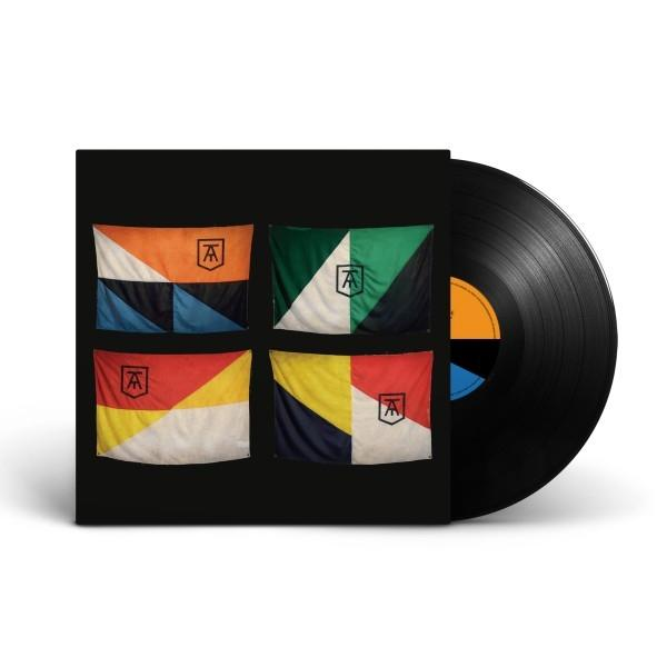 Albumcover mit vier Flaggen, jede mit unterschiedlichem Farbschema und Logo. Eine Schallplatte ist rechts sichtbar.