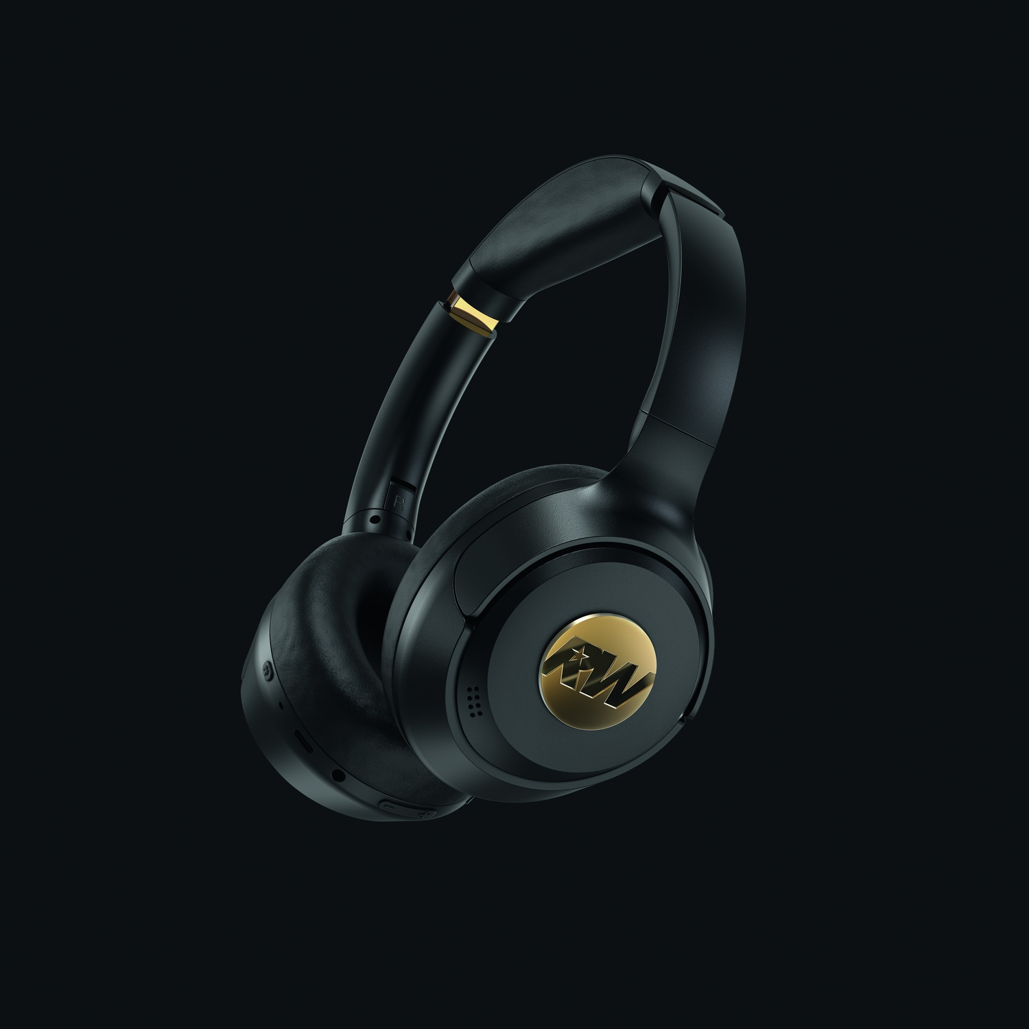 Cuffie nere con dettagli dorati su sfondo nero. Un logo dorato è sul padiglione auricolare. Le cuffie sono angolate.