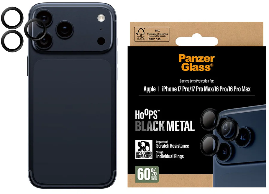 Ein iPhone mit schwarzen Kameraobjektivschutz und einer Produktverpackung. Die Verpackung hat Text: Panzer Glass, Hoops Black Metal, und iPhone-Modelle.