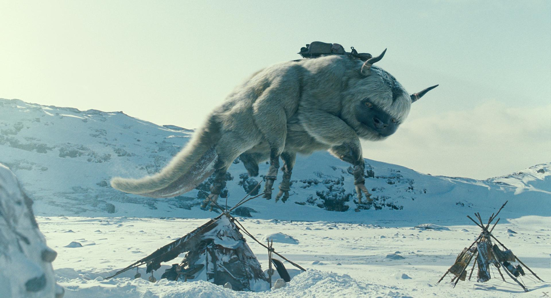 Ein großes, pelziges, fliegendes Bison schwebt über einer verschneiten Landschaft. Zelte sind im Vordergrund. Schneebedeckte Berge sind im Hintergrund.