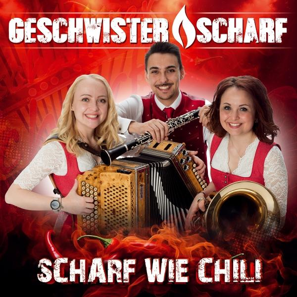 Drei Personen in Trachten, die Musikinstrumente halten. Text: 'Geschwister Scharf' und 'Scharf wie Chili' auf rotem Hintergrund.
