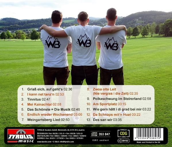 Drei Männer in weißen Hemden mit Logo stehen auf einem grünen Feld. Unten ist ein CD-Cover mit Titelliste.