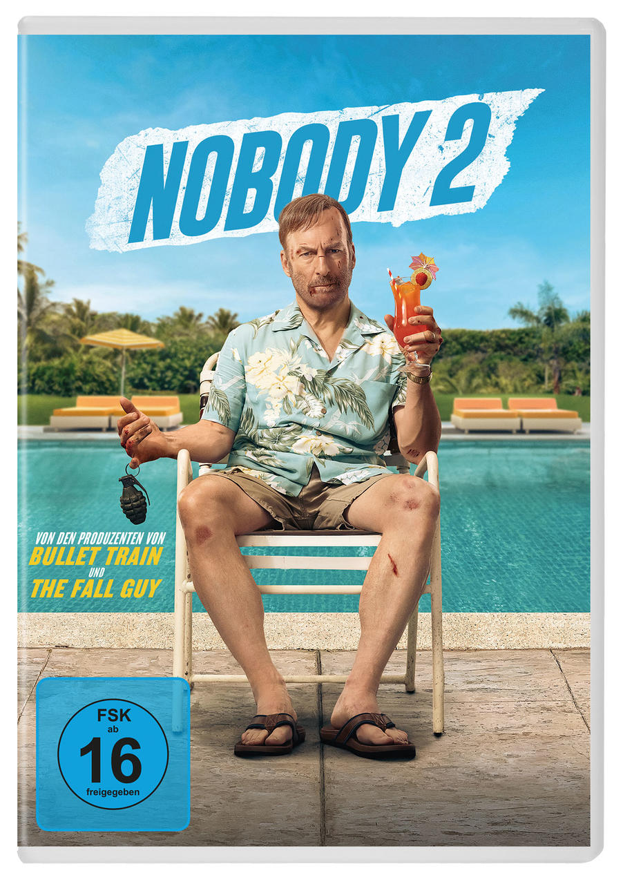 Mann mit Cocktail und Granate sitzt am Pool. Er trägt ein Hawaiihemd und hat Verletzungen. Der Filmtitel lautet 'NOBODY 2'.