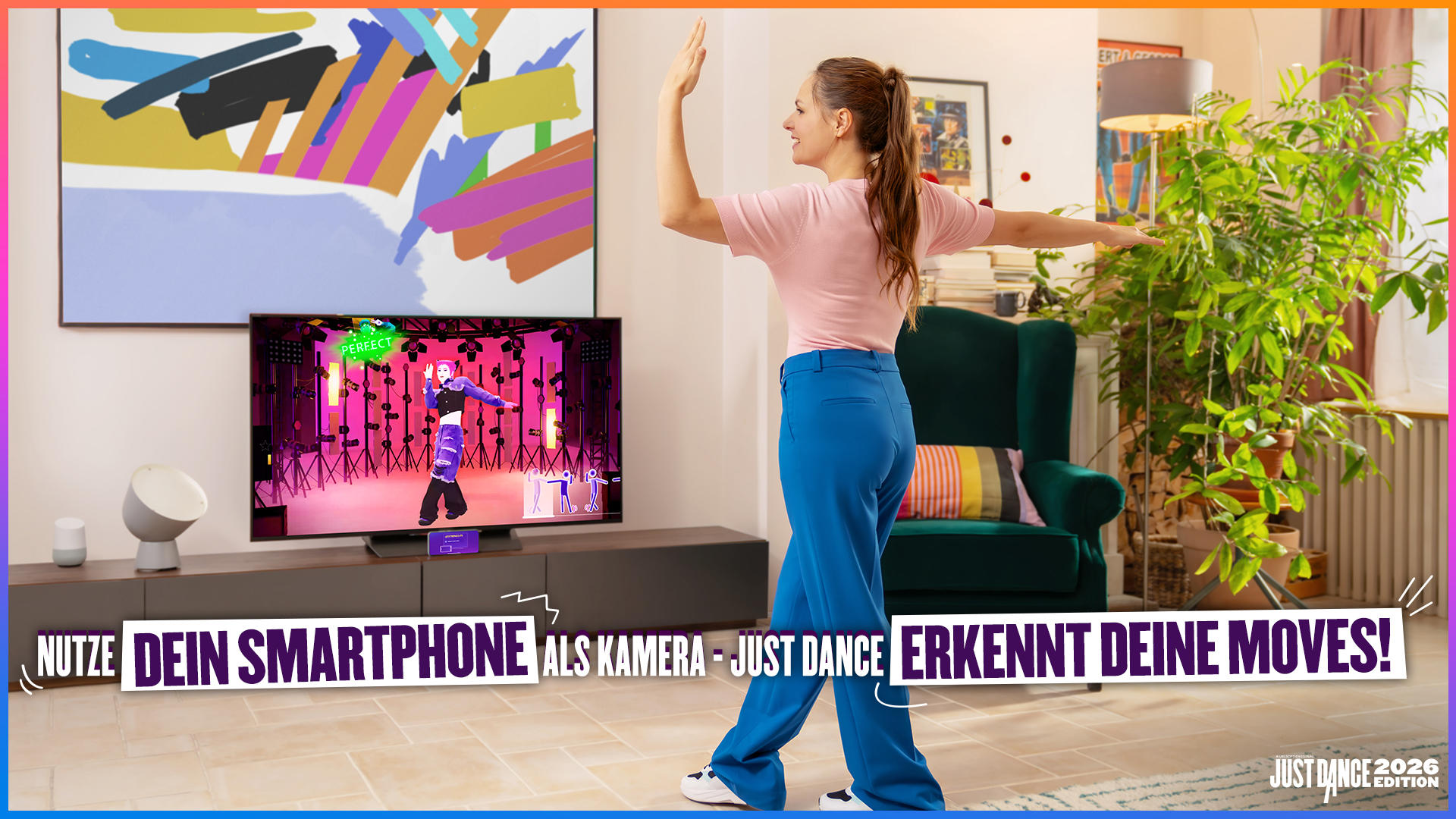 Eine Frau tanzt mit erhobenen Armen im Wohnzimmer. Ein Fernseher zeigt einen Tänzer. Text sagt 'Just Dance'. Eine große Pflanze und Kunstwerk im Hintergrund.