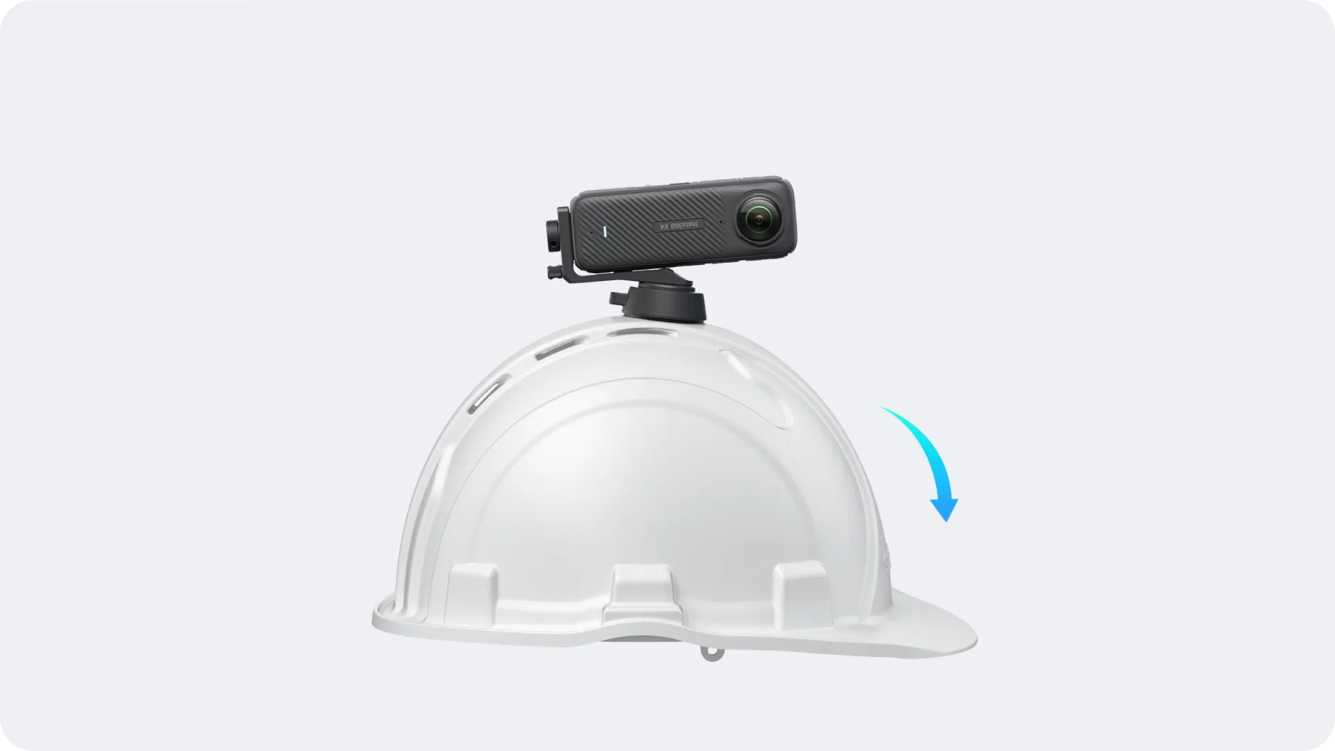 Ein weißer Bauhelm mit einer schwarzen Kamera obenauf. Ein blauer Pfeil zeigt die Richtung der Kamera an.