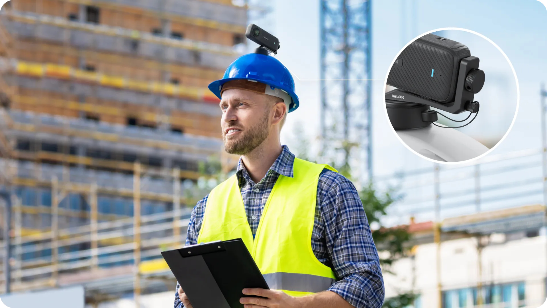 Bauarbeiter mit blauem Helm und Kamera, hält Klemmbrett vor Gebäude im Bau.