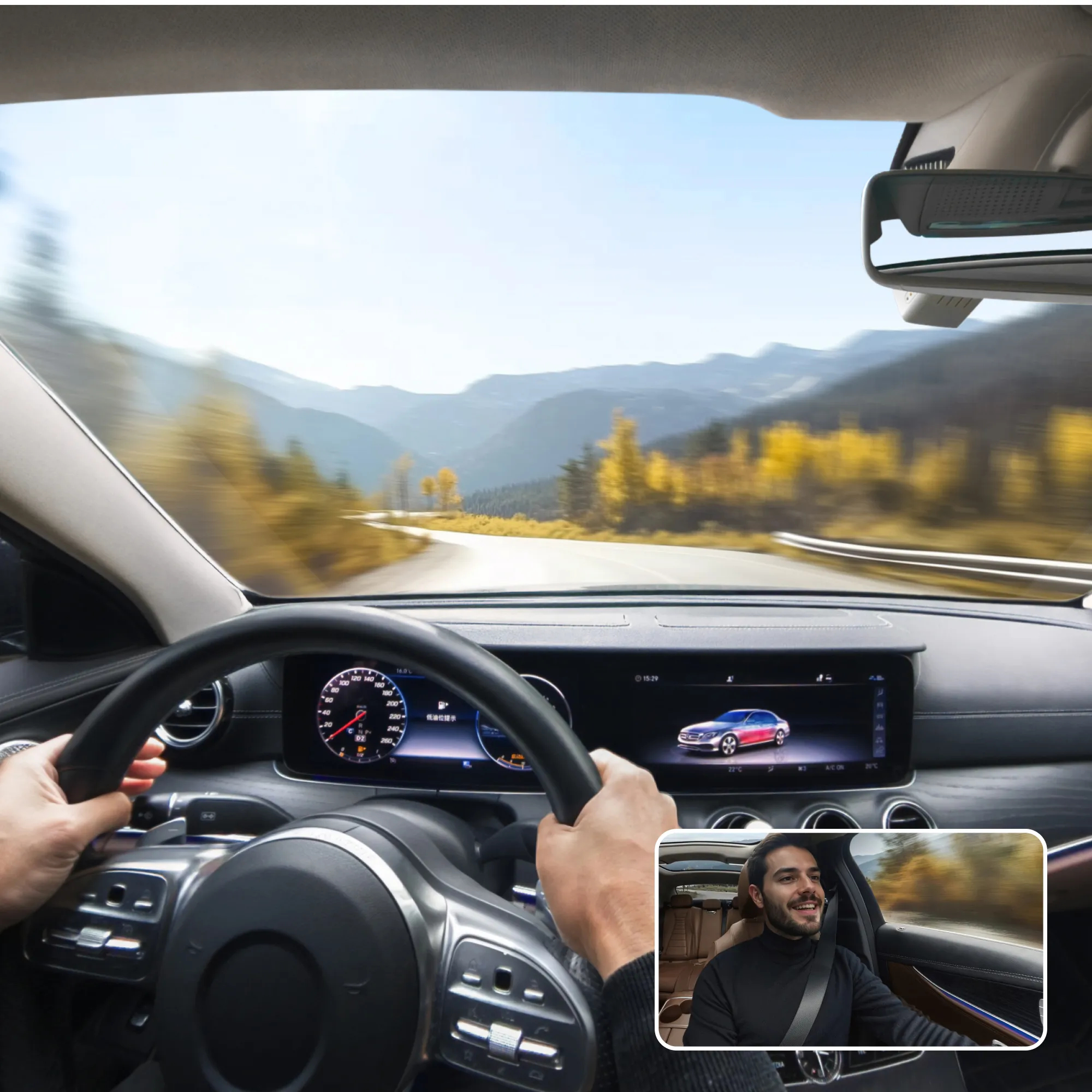 Innenansicht eines Autos. Hände am Lenkrad, Straße voraus, Berge, Videoanruf-Ausschnitt eines lächelnden Mannes.