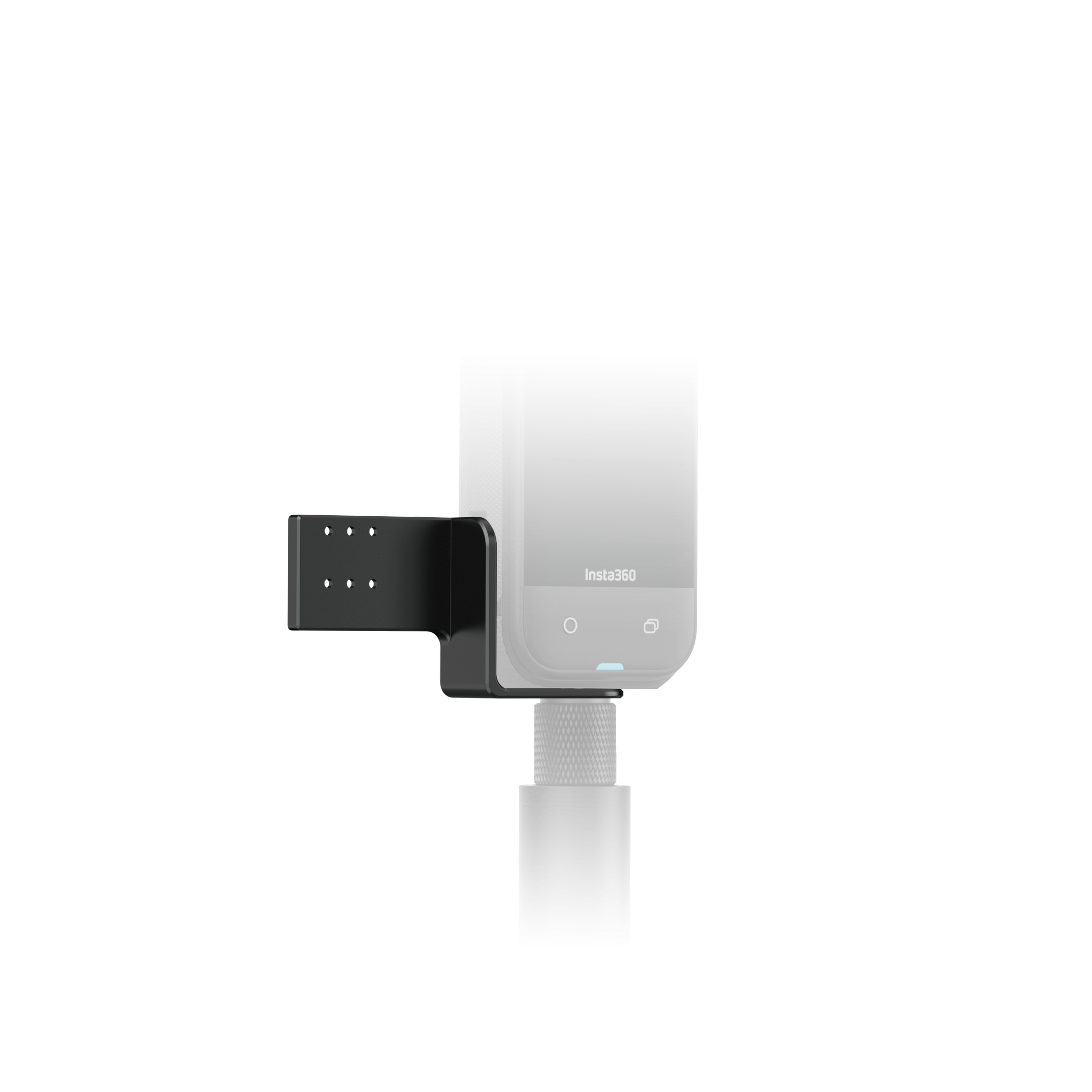 Eine schwarze Halterung mit mehreren Löchern, die an einer Insta360-Kamera befestigt ist, vor weißem Hintergrund.