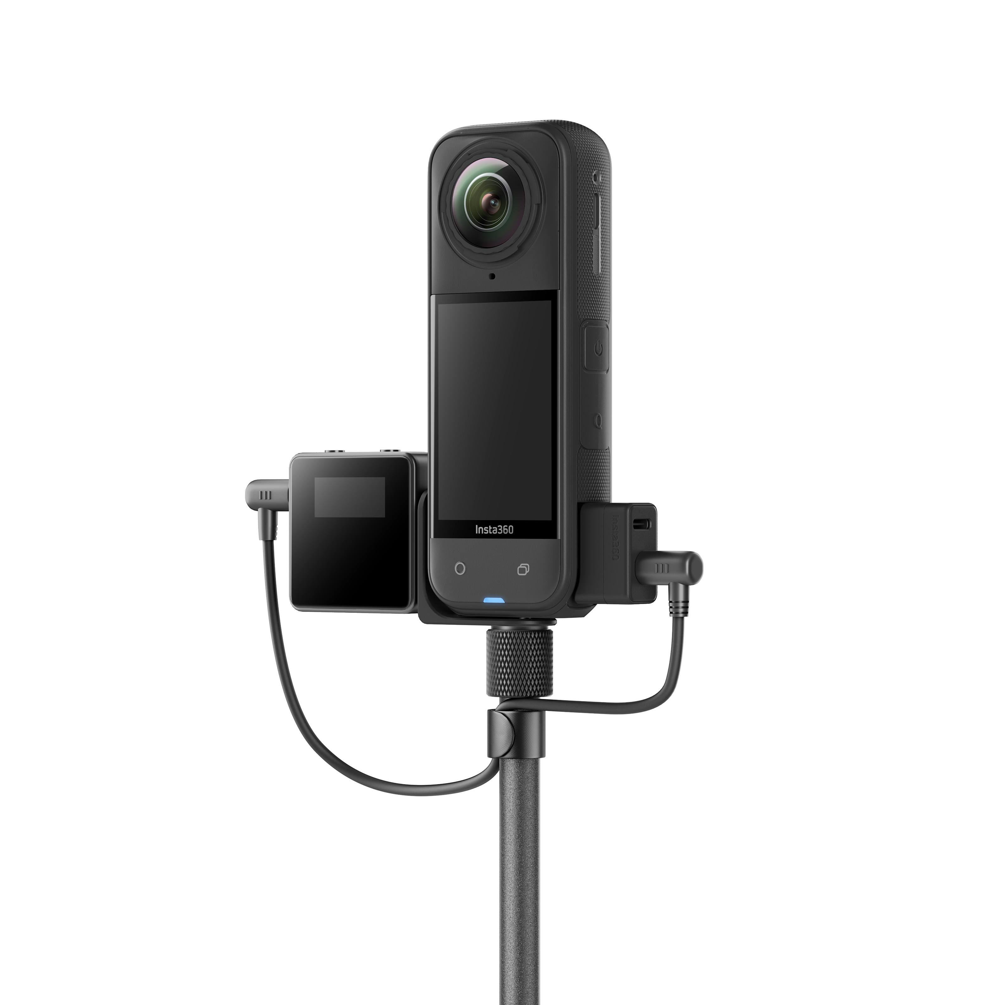 Eine schwarze Insta360-Kamera mit Zubehör auf weißem Hintergrund. Sie ist auf einem Ständer mit einem schwarzen Kabel montiert.