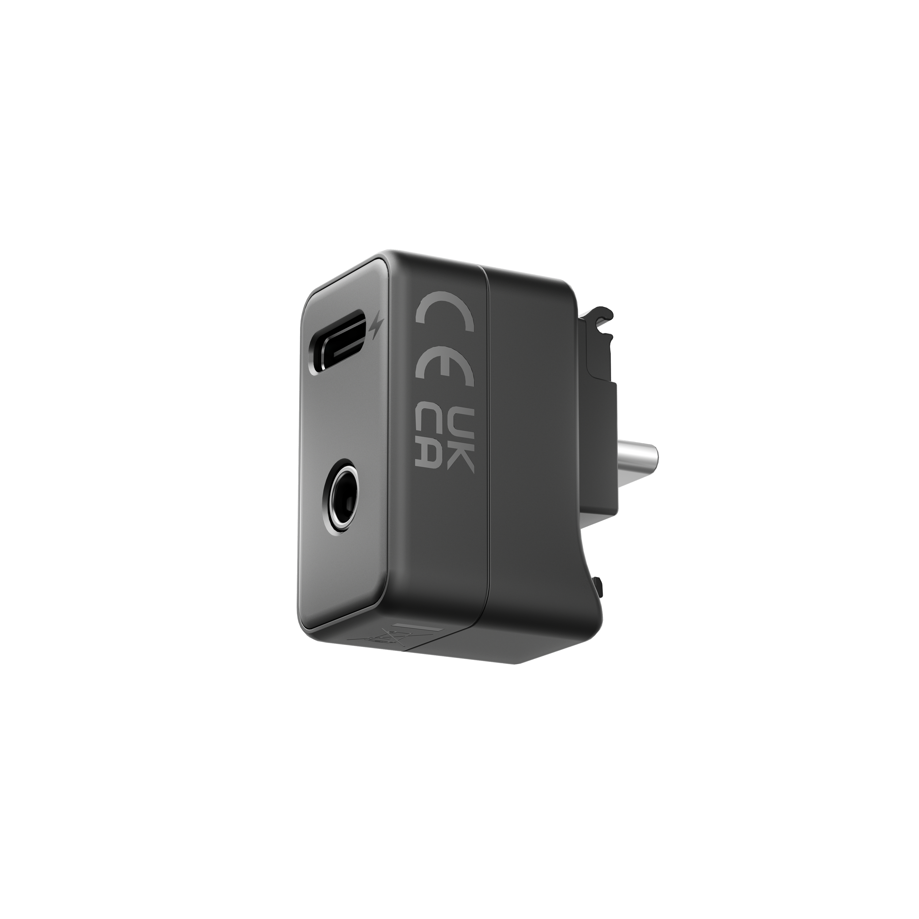 Ein schwarzer Adapter mit USB-C-Anschluss, Audioanschluss und UK- und CE-Zertifizierungen. Weißer Hintergrund.