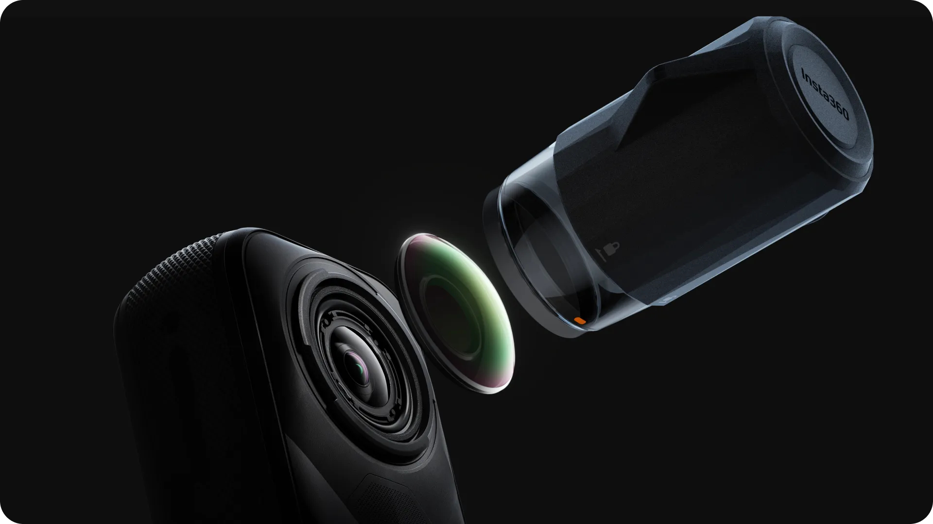 Schwarze Insta360-Kamerakomponenten auf schwarzem Hintergrund. Objektiv, Objektivabdeckung und Kameragehäuse sind getrennt.