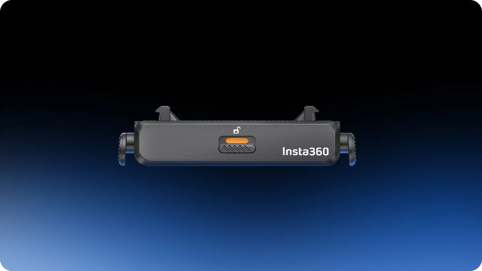 Ein schwarzes Insta360-Gerät, zentriert auf einem blau-schwarzen Farbverlauf. Es hat einen orangenen Knopf und das Insta360-Logo.
