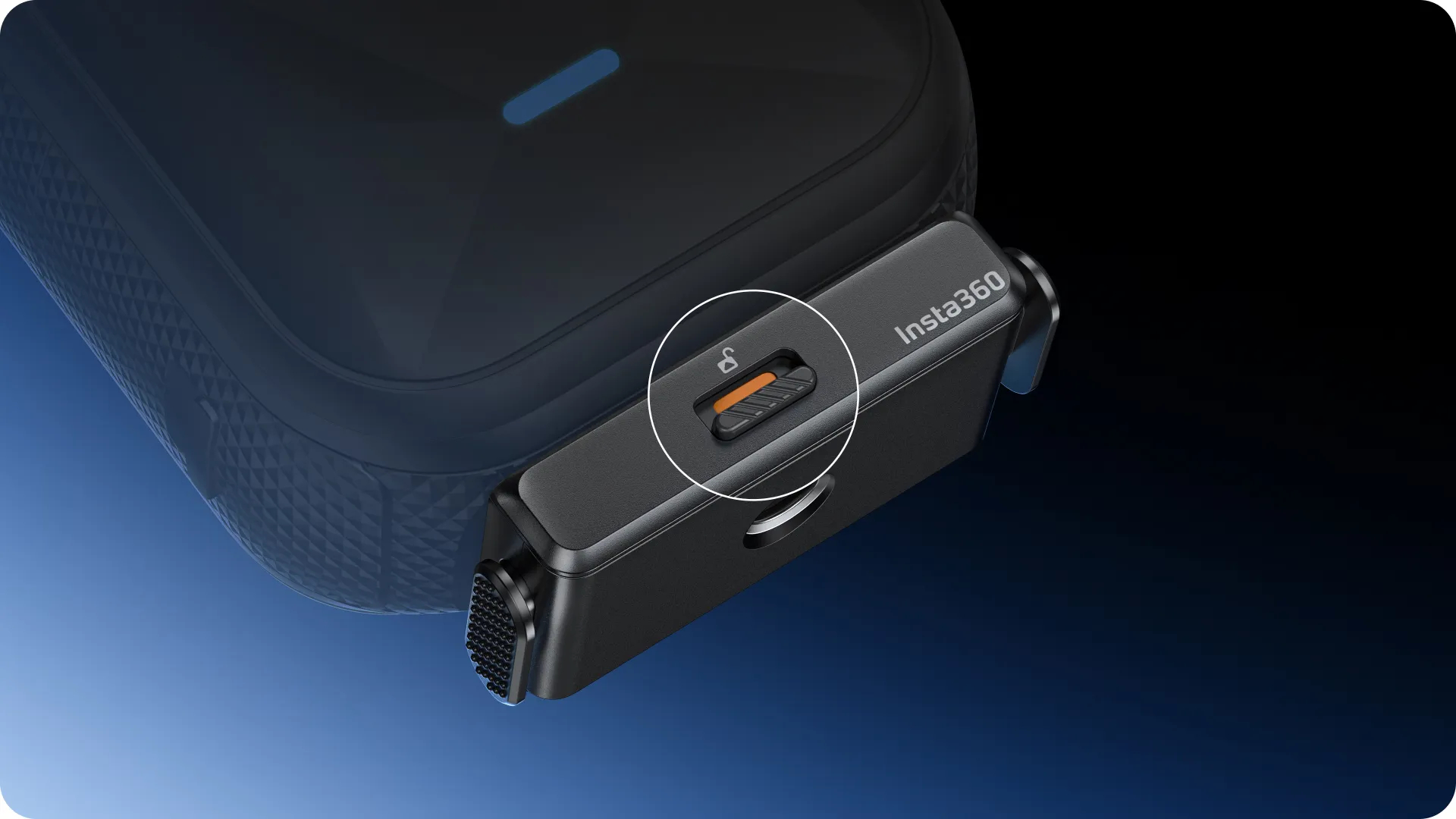 Nahaufnahme eines schwarzen Insta360-Geräts. Ein orangefarbener Schieberegler mit einem Schlosssymbol ist sichtbar. Der Hintergrund ist dunkelblau.