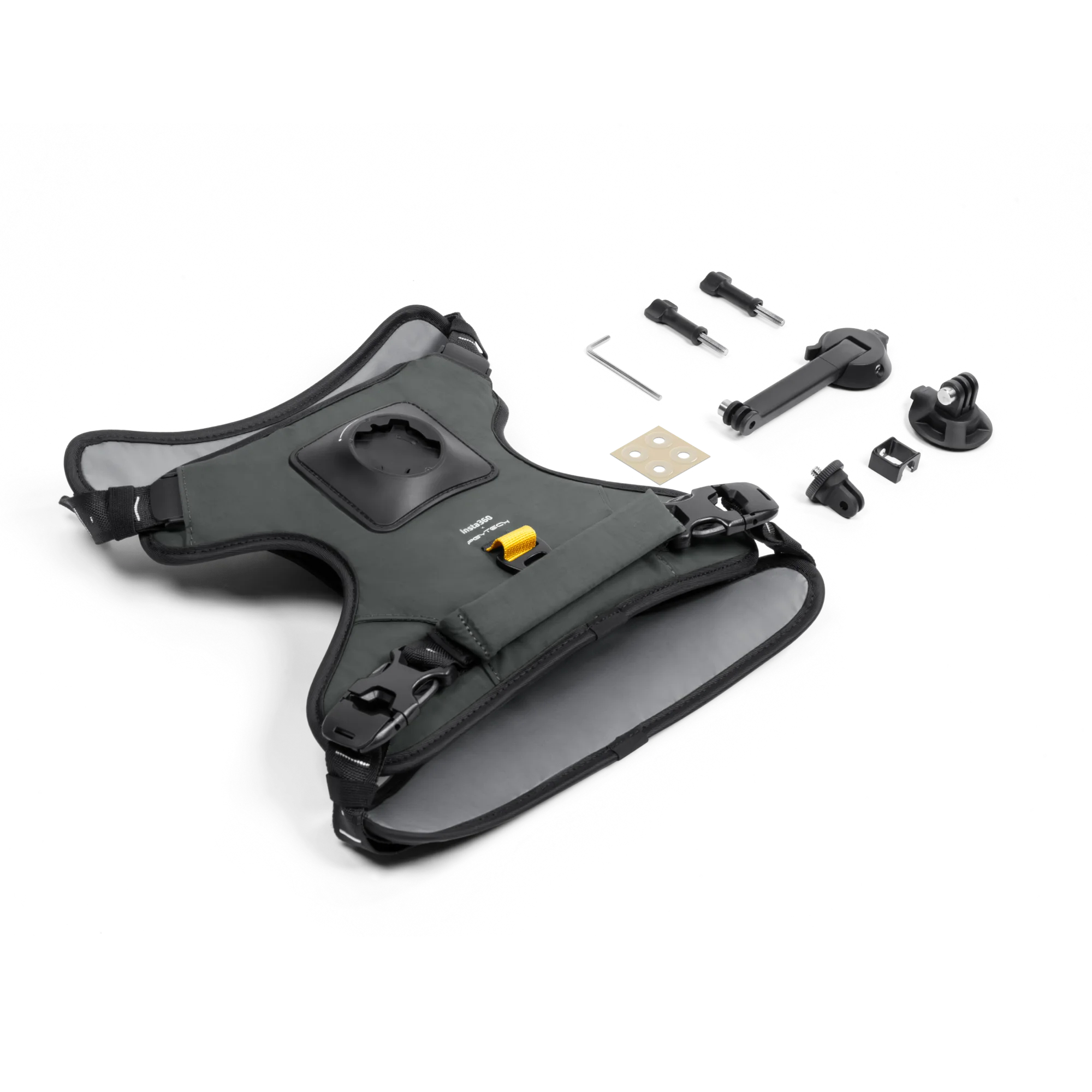 Grauer Insta360-Hunde harness mit Zubehör auf Weiß. Enthält Befestigungshardware, einen Schraubenschlüssel und verschiedene Anbauteile.