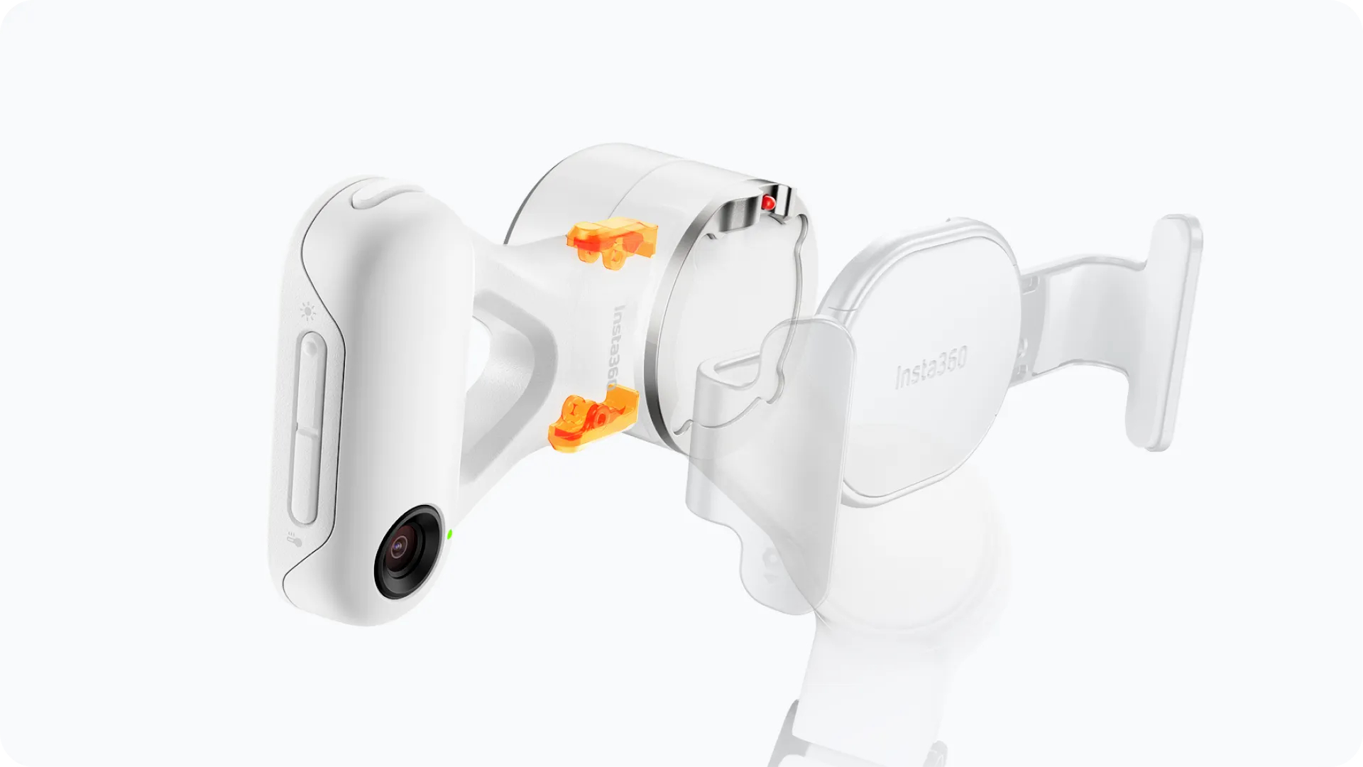 Eine weiße Insta360-Kamera zerlegt. Orangefarbene Clips halten Teile zusammen. Die Kamera hat ein Objektiv und Knöpfe. Ein klarer Kunststoffhalter ist vorhanden.