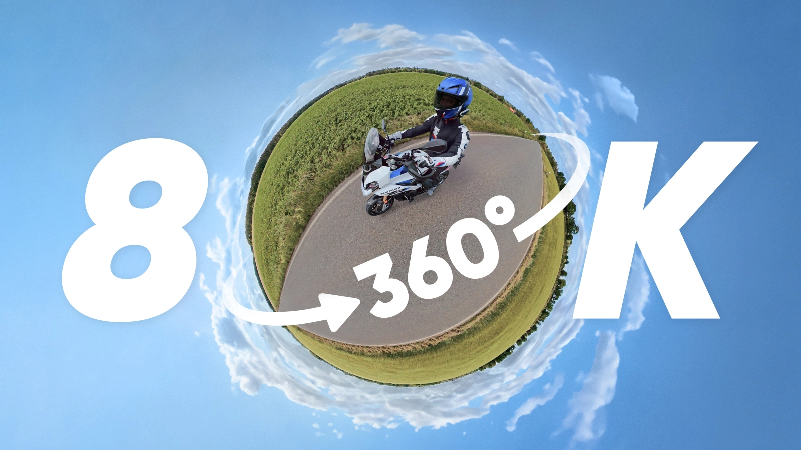 Ein Motorradfahrer auf einem weiß-blauen Motorrad auf einer Straße. Das Bild ist eine 360-Grad-Ansicht, mit dem Text '8K 360° K' überlagert.