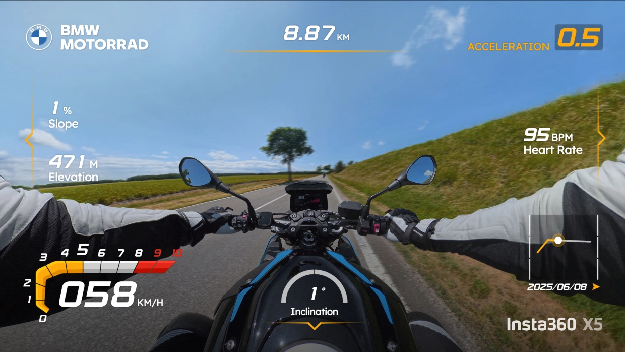 Eine Person fährt Motorrad auf einer Straße, mit Anzeige von Geschwindigkeit und Herzfrequenz. Der Himmel ist klar, die Umgebung grün.