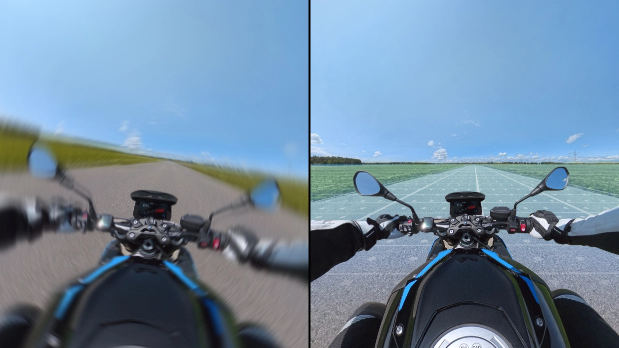 Motorradansicht. Hände des Fahrers am Lenker, Straße voraus, blauer Himmel. Tachometer zeigt 65. Bewegungsunschärfe links.